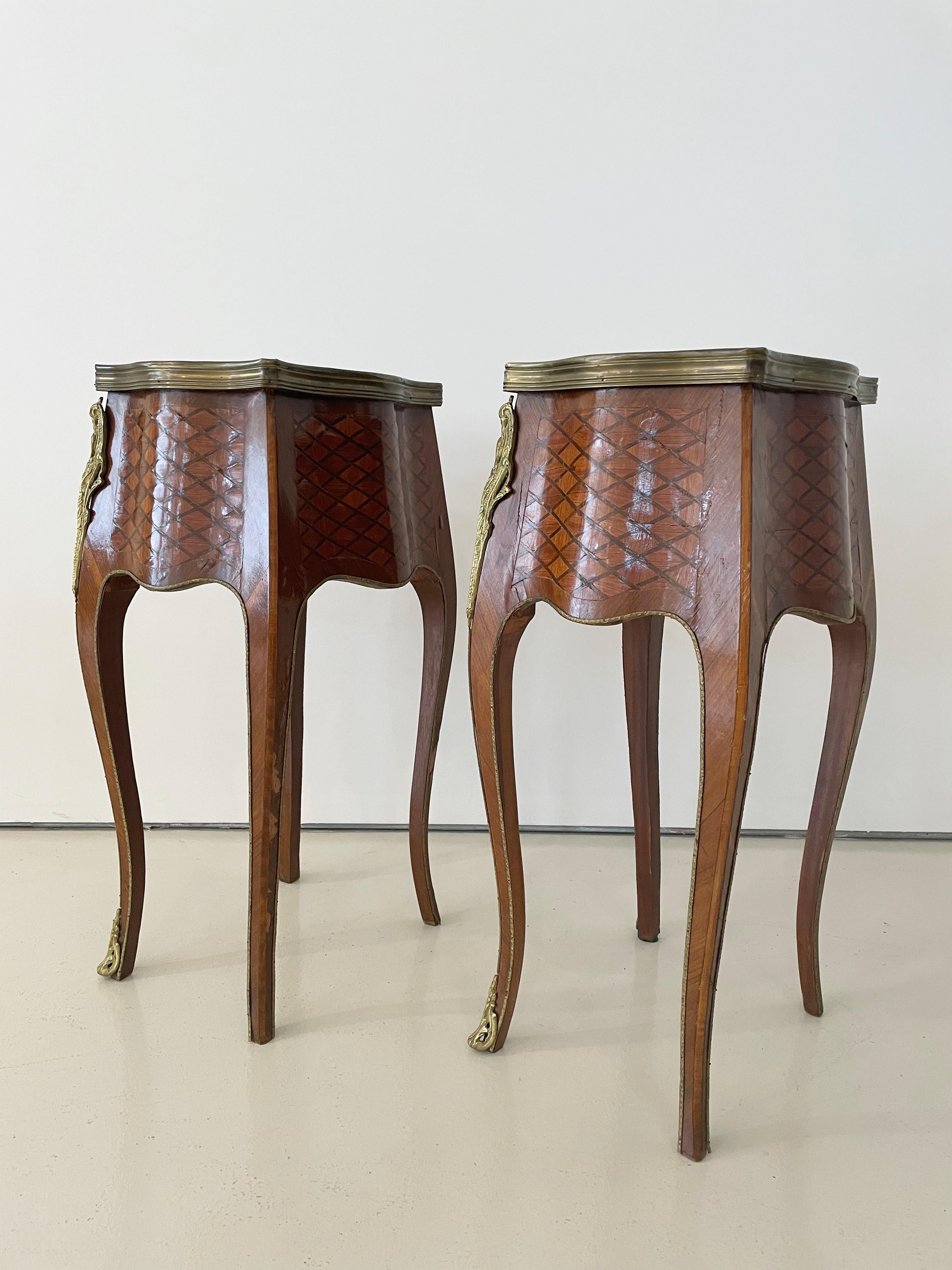 Tables d'appoint anciennes de style Louis XV en marqueterie et marbre, lot de 2 en vente 1