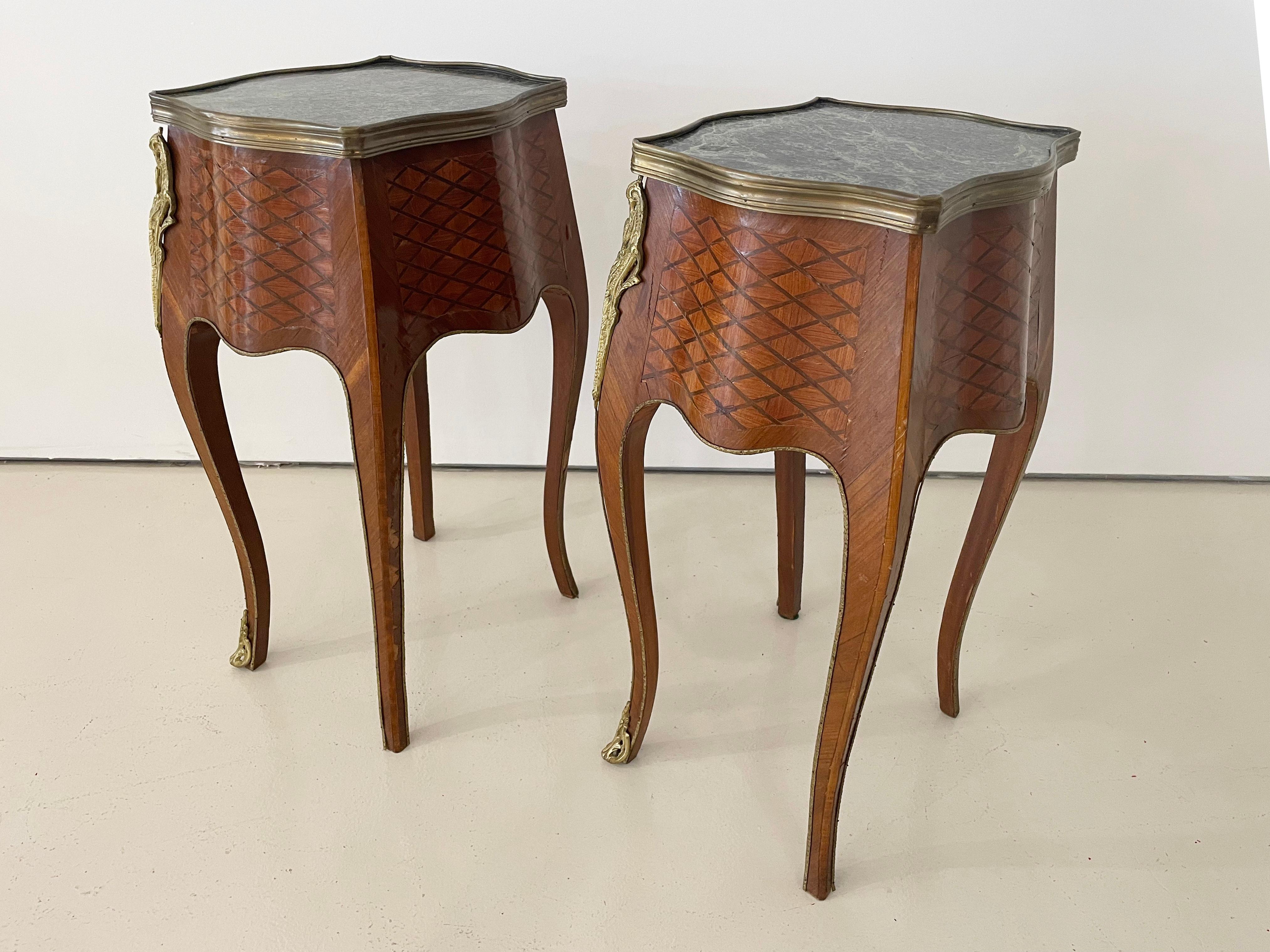 Tables d'appoint anciennes de style Louis XV en marqueterie et marbre, lot de 2 en vente 2