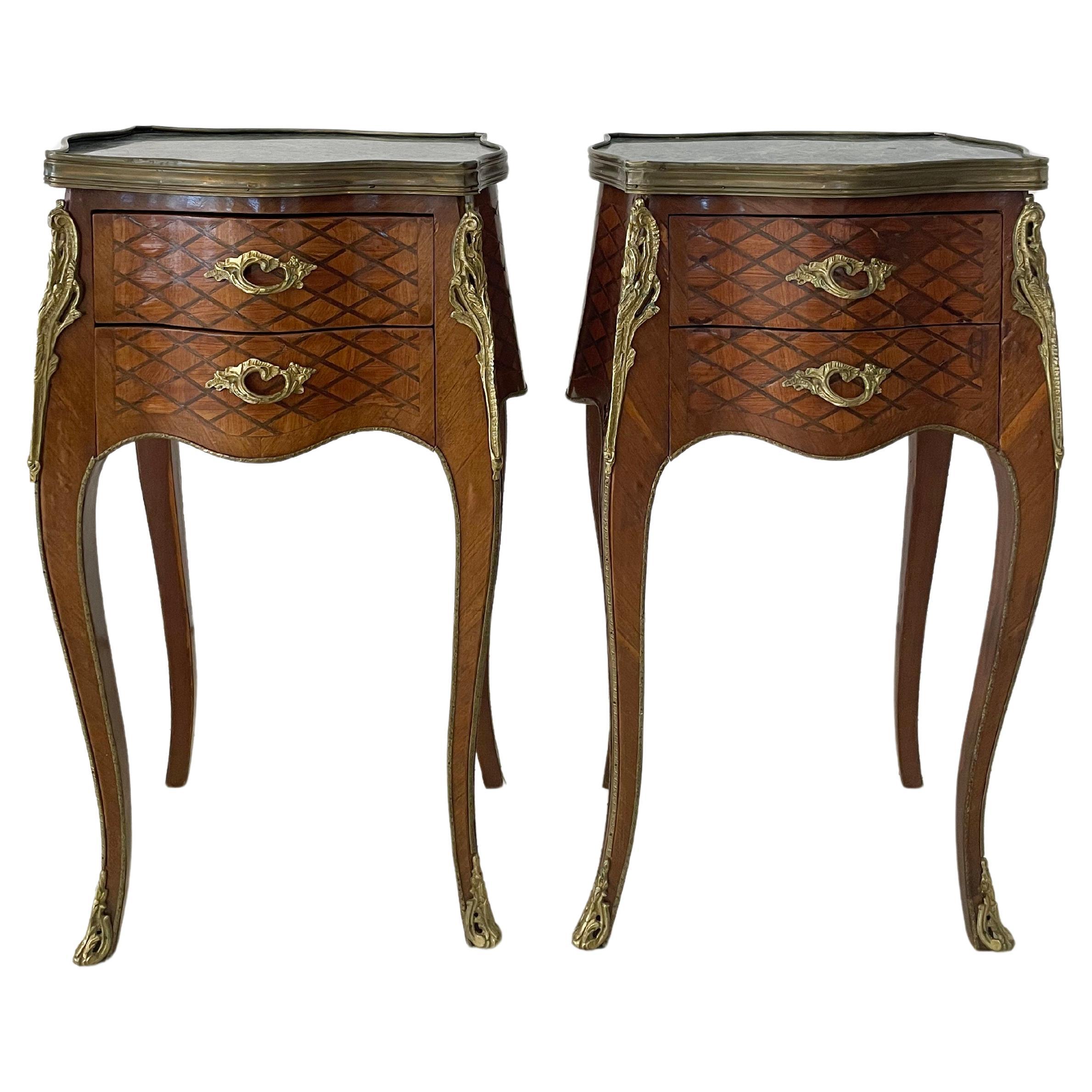 Tables d'appoint anciennes de style Louis XV en marqueterie et marbre, lot de 2 en vente