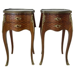 Tables d'appoint anciennes de style Louis XV en marqueterie et marbre, lot de 2
