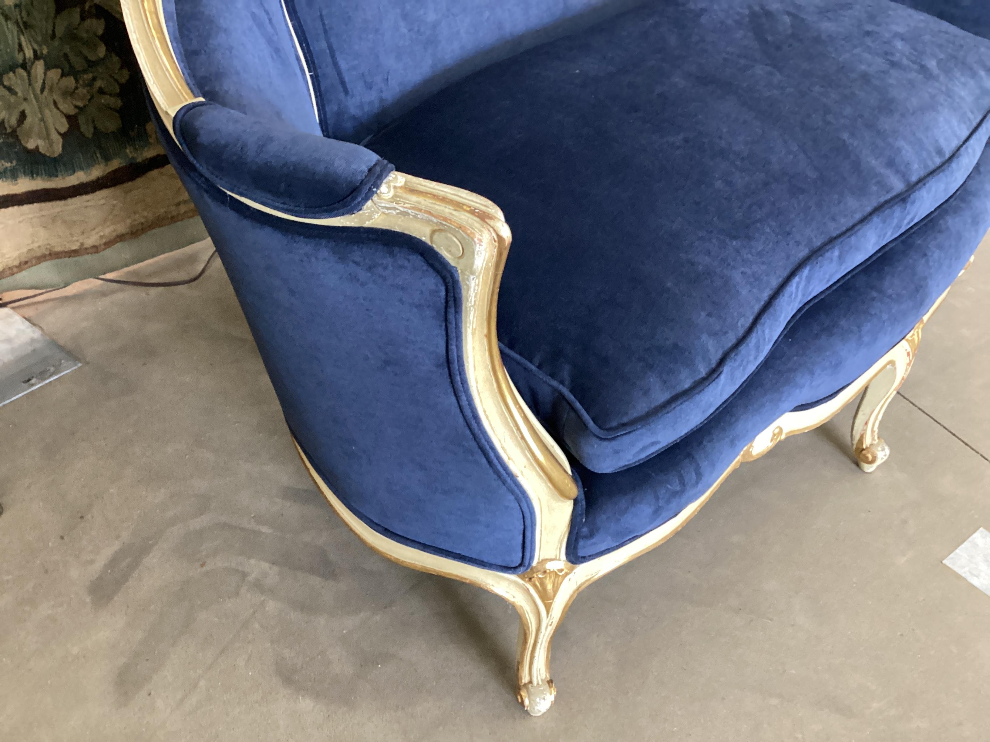 Deux banquettes anciennes de style Louis XV peintes et dorées en vente 2