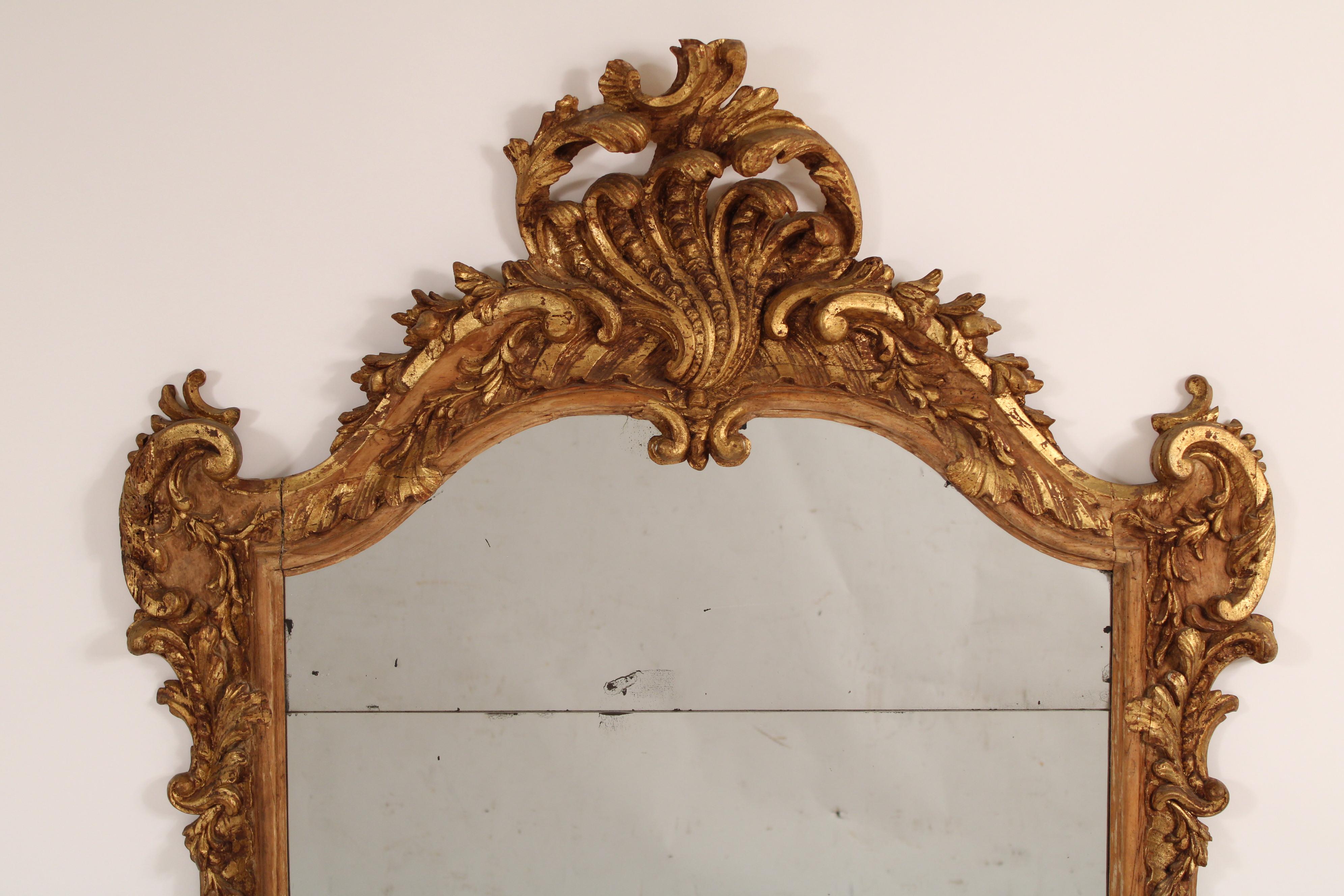 Européen Miroir mural ancien de style Louis XV partiellement doré en vente