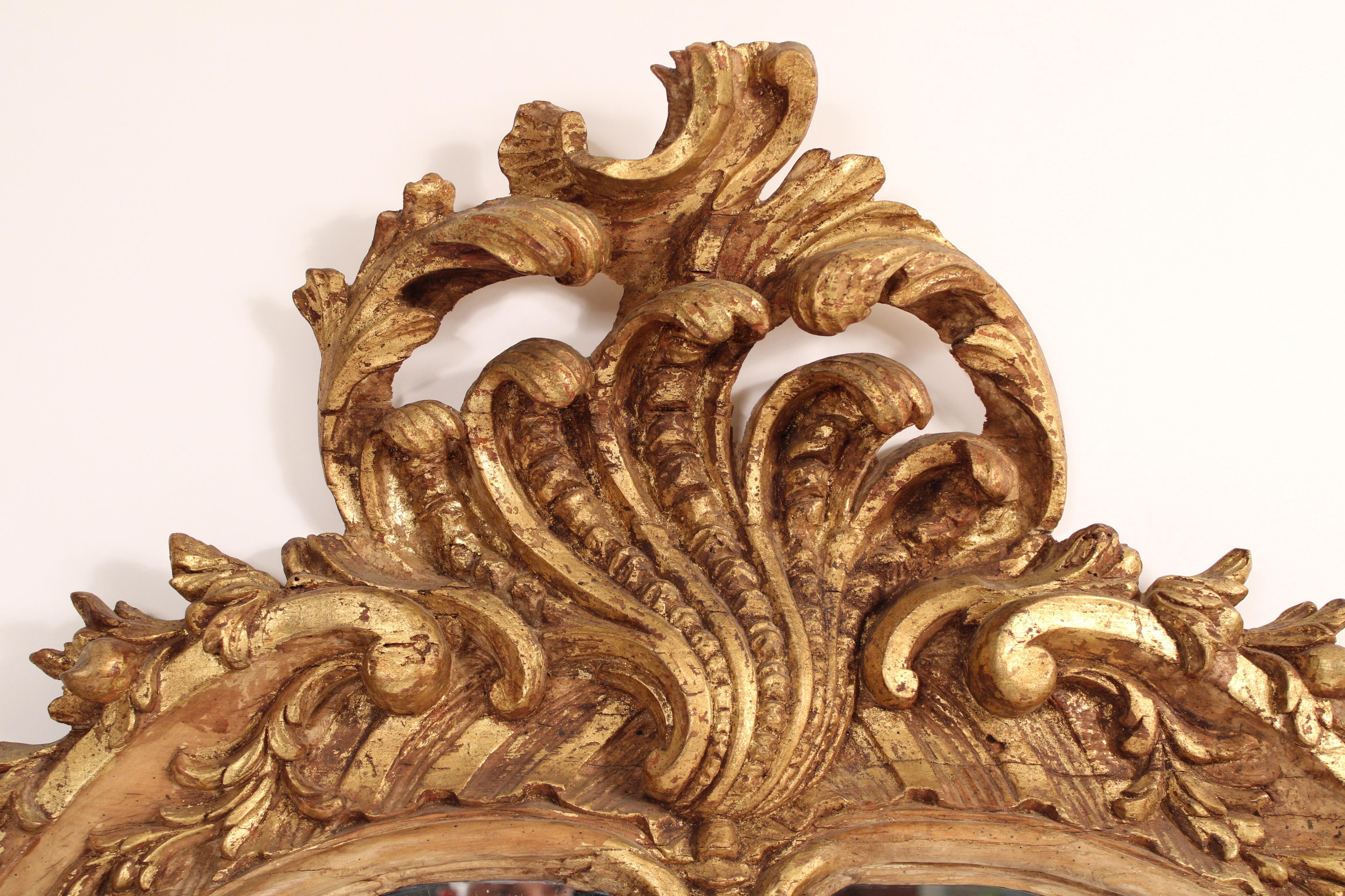 Feuille d'or Miroir mural ancien de style Louis XV partiellement doré en vente