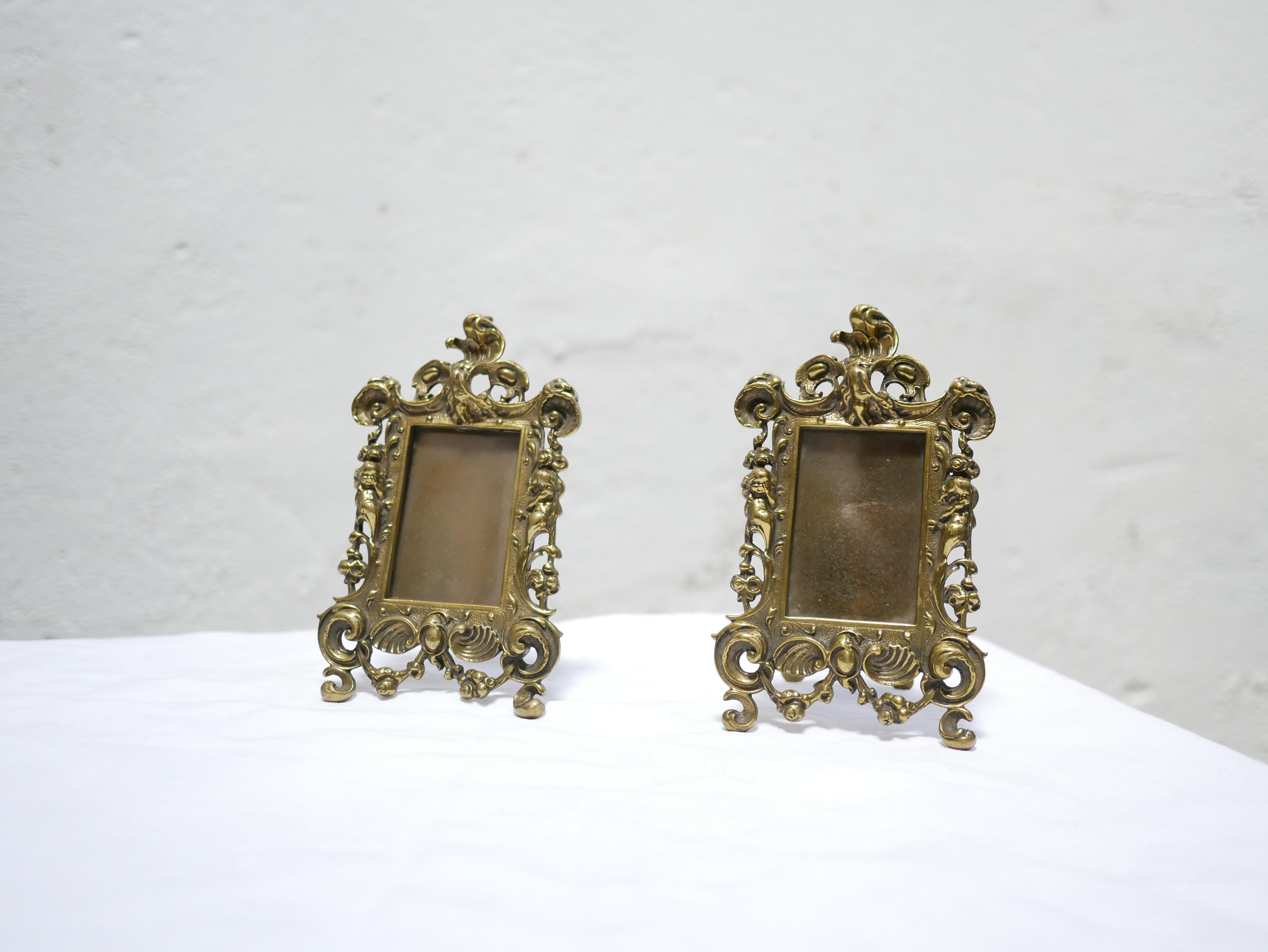 Portafoto in stile Luigi XV, periodo Napoleone III, in bronzo dorato, fine del XIX secolo.

Con il suo stile classico e la sua doratura luminosa, si abbina perfettamente a una decorazione attuale in cui si mescolano gli stili.
Un bellissimo