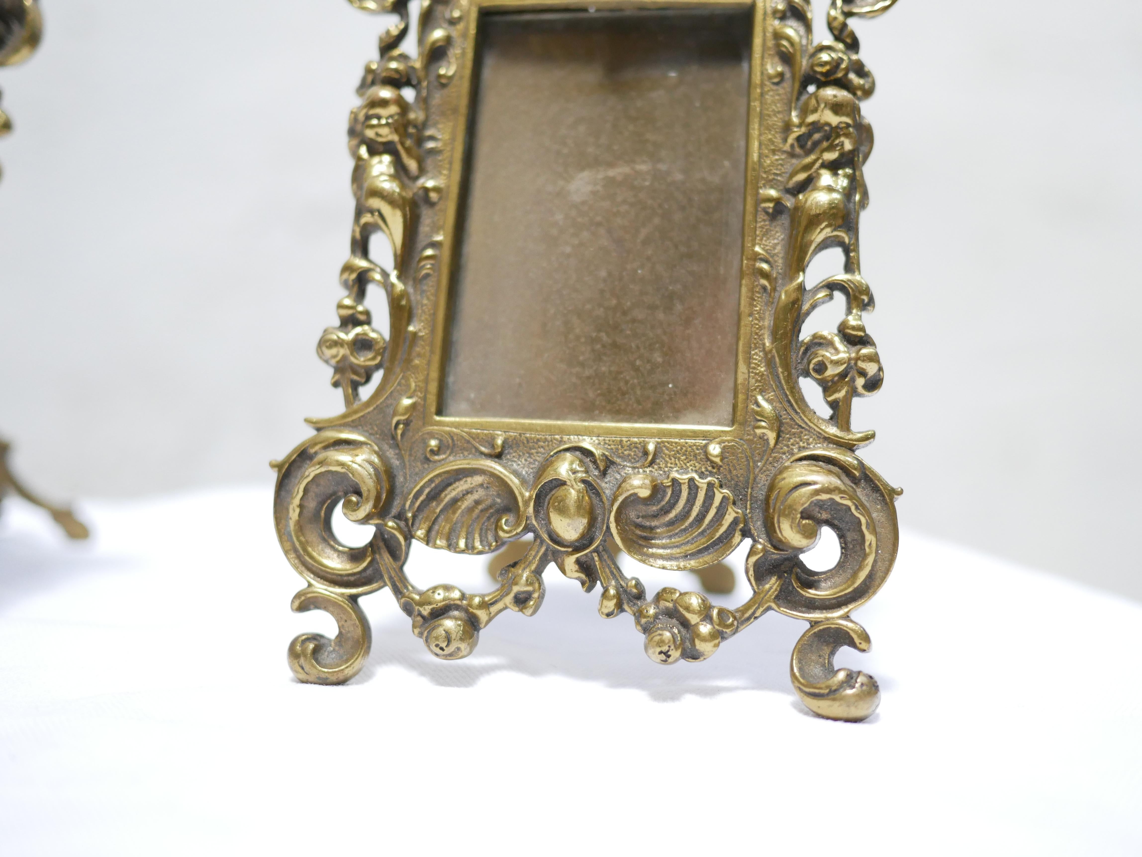 Antiker Fotorahmen im Louis-XV-Stil aus der Zeit Napoleons III. aus vergoldeter Bronze (Französisch) im Angebot