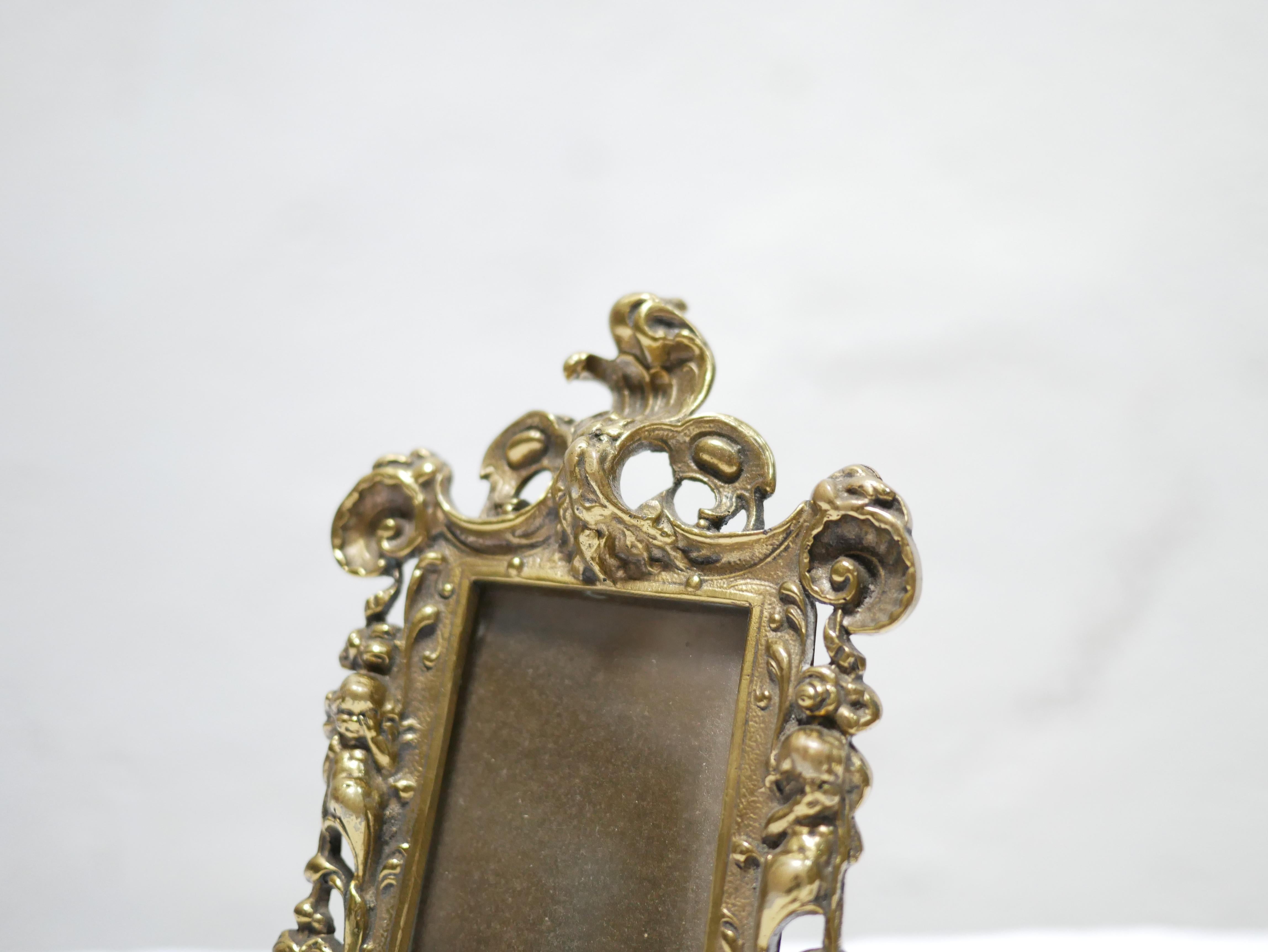 Antiker Fotorahmen im Louis-XV-Stil aus der Zeit Napoleons III. aus vergoldeter Bronze im Zustand „Gut“ im Angebot in AIGNAN, FR