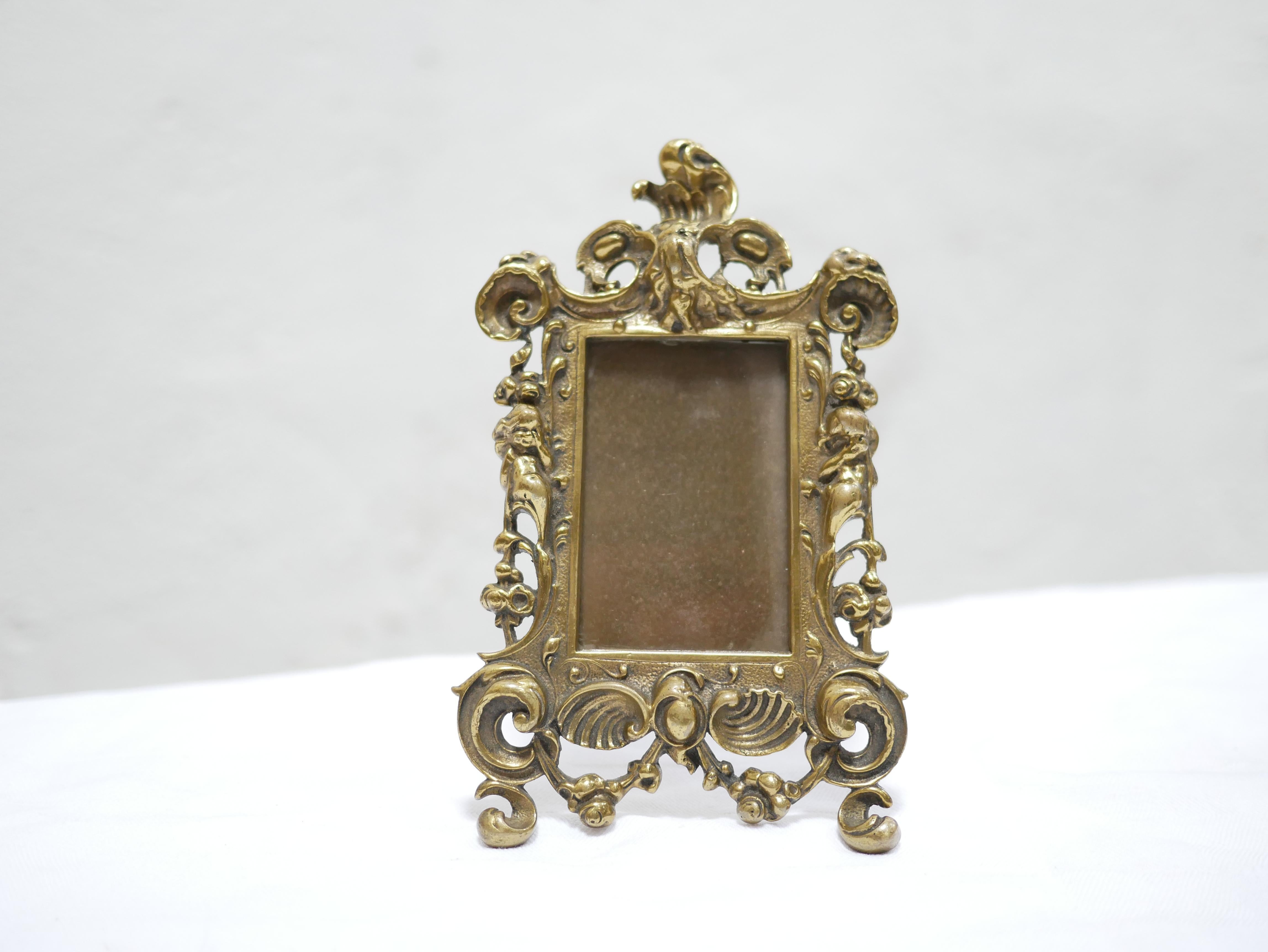 Antiker Fotorahmen im Louis-XV-Stil aus der Zeit Napoleons III. aus vergoldeter Bronze im Angebot 2