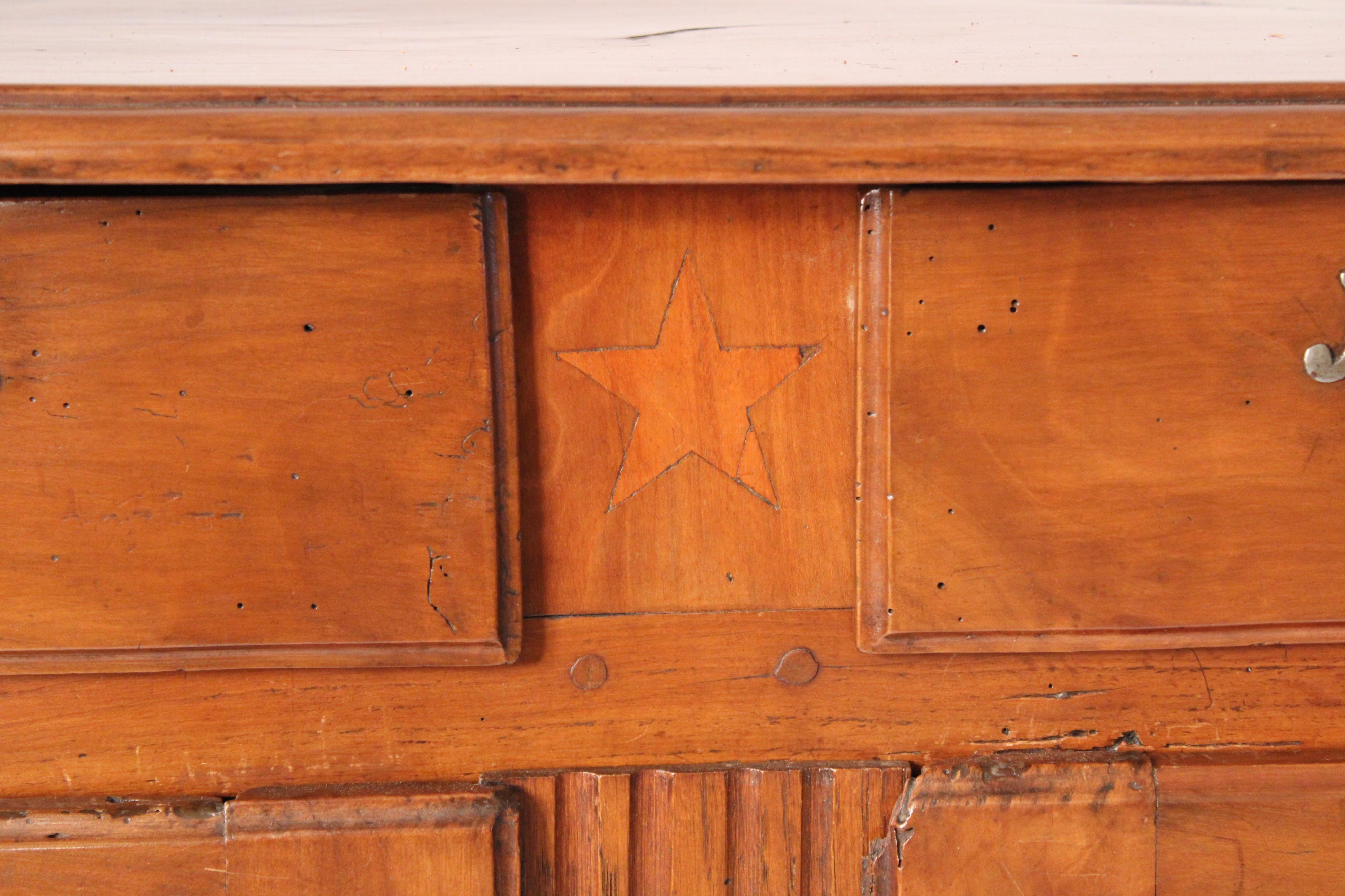 Buffet provincial ancien en bois fruitier de style Louis XV en vente 4