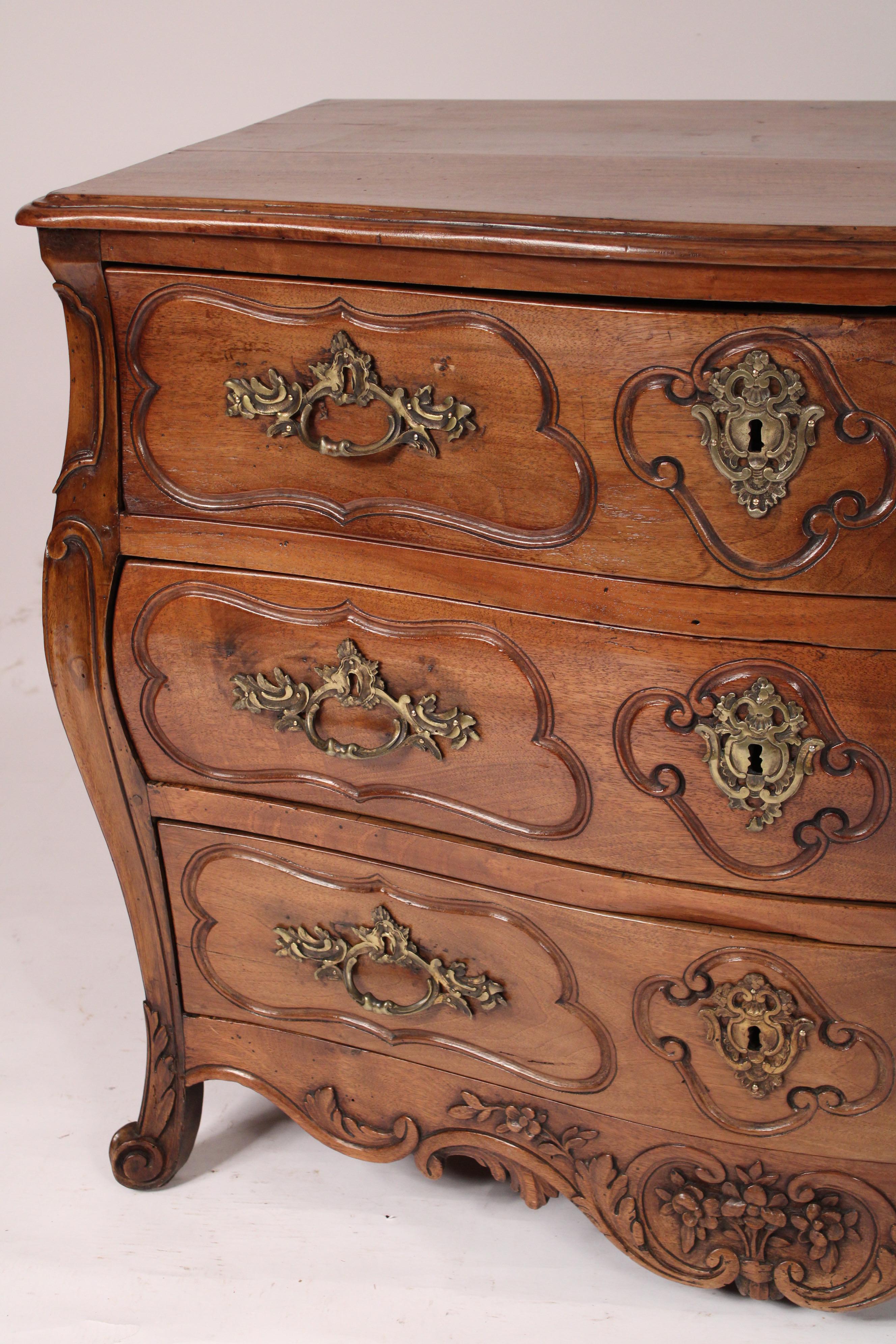 Antique Louis XV Style Provincial Walnut Bombe Chest of Drawers In Good Condition For Sale In Laguna Beach, CA