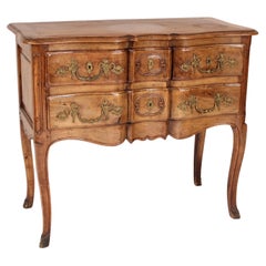 Ancienne commode provinciale en noyer de style Louis XV