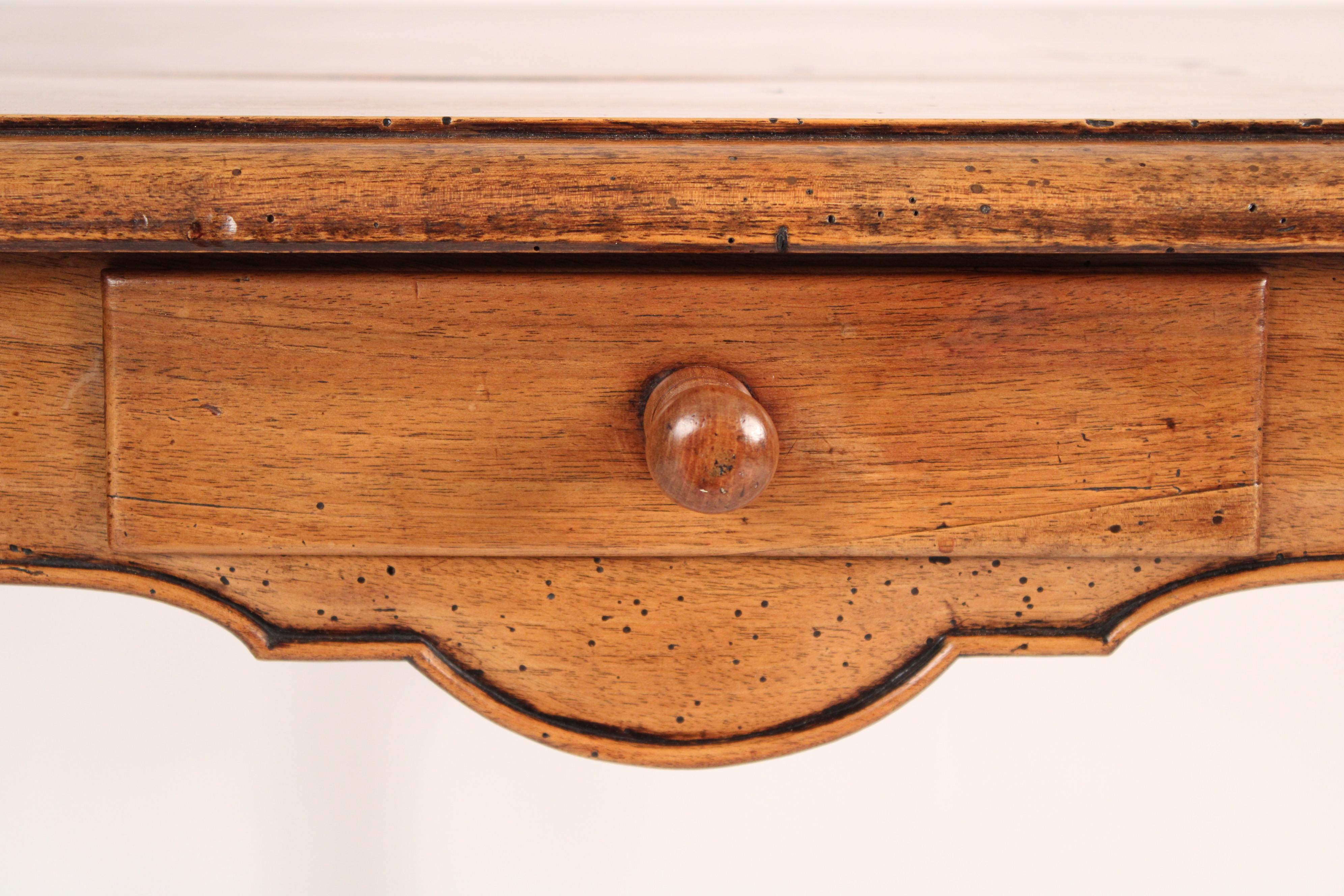 Antiker Louis XV Stil Provinzial Nussbaum Beistelltisch / Schreibtisch im Angebot 4