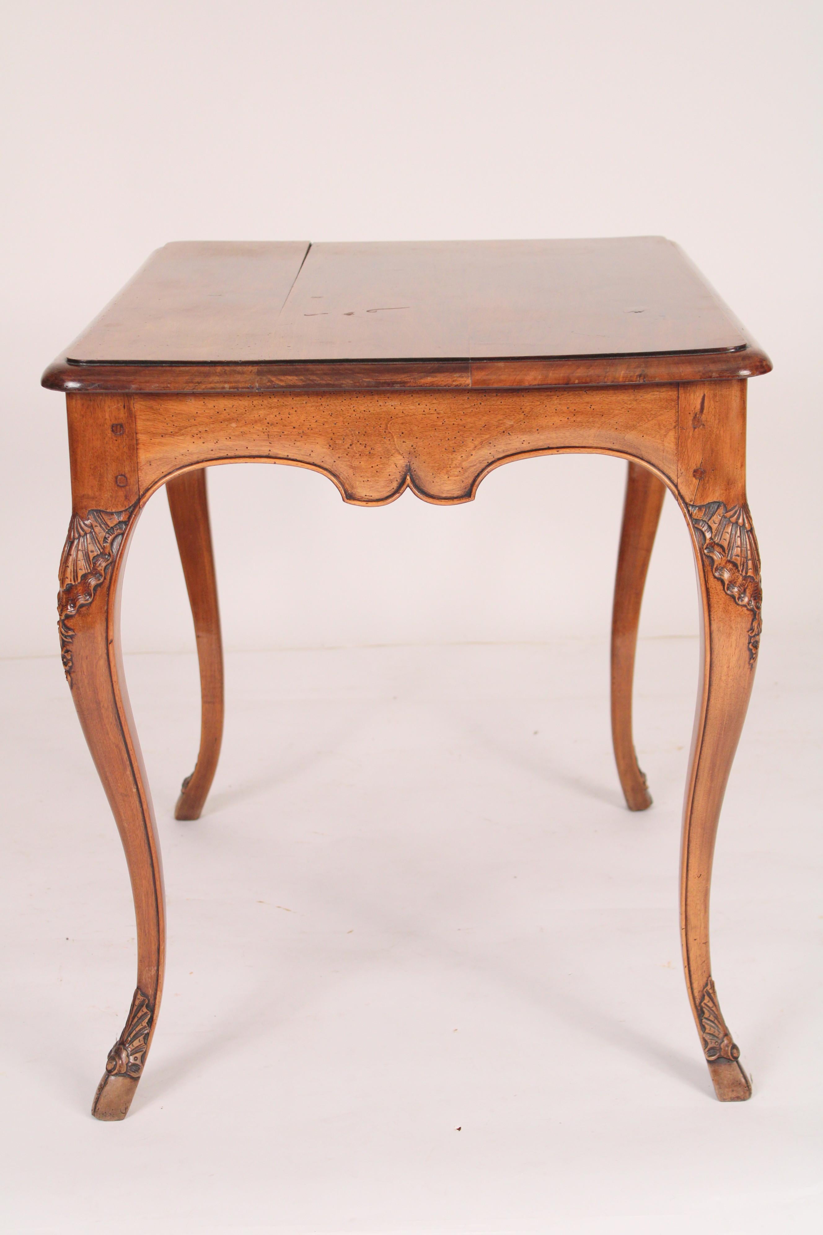Antiker Louis XV Stil Provinzial Nussbaum Beistelltisch / Schreibtisch (Französisch) im Angebot