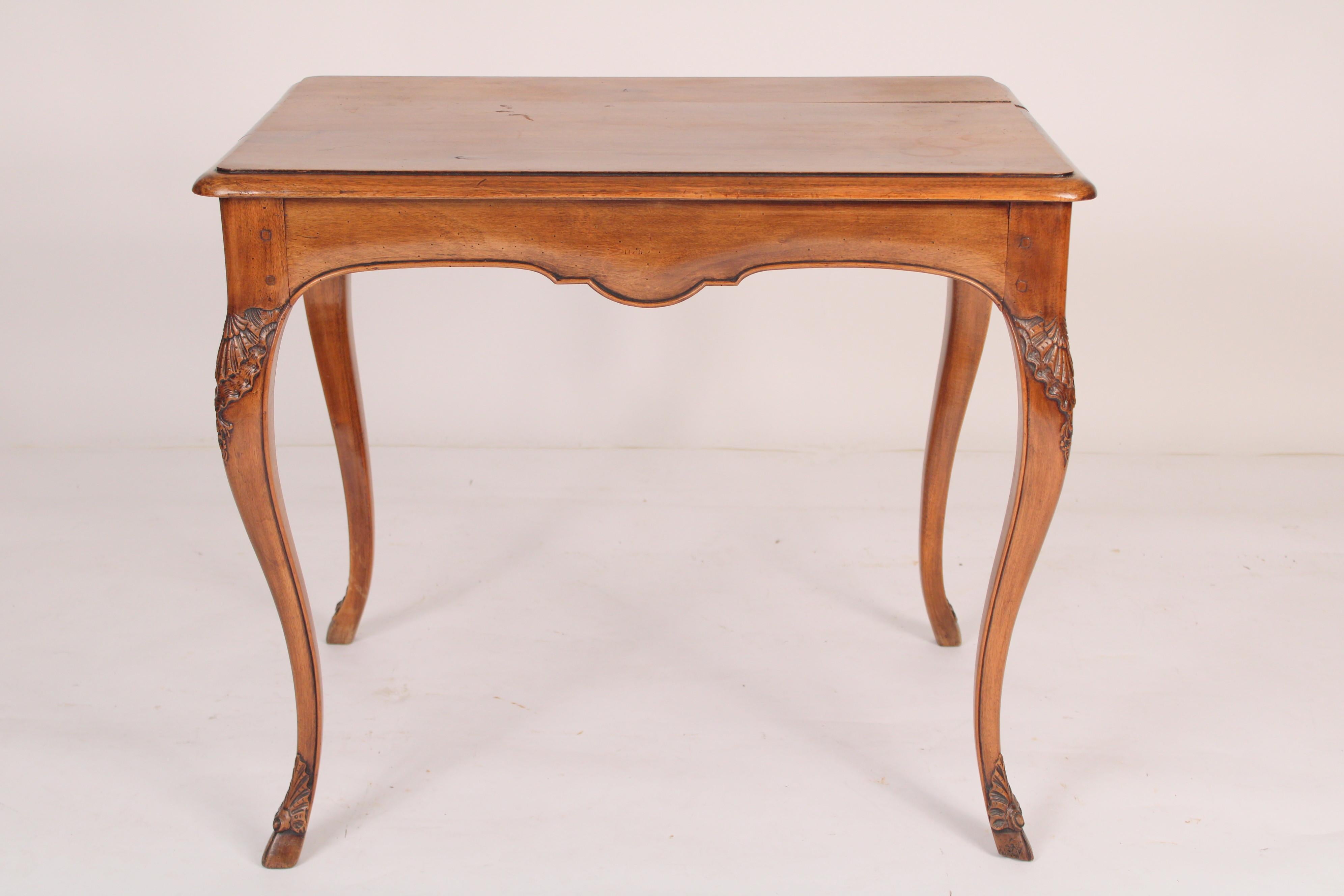 XIXe siècle Ancienne table à écrire provinciale en noyer de style Louis XV en vente