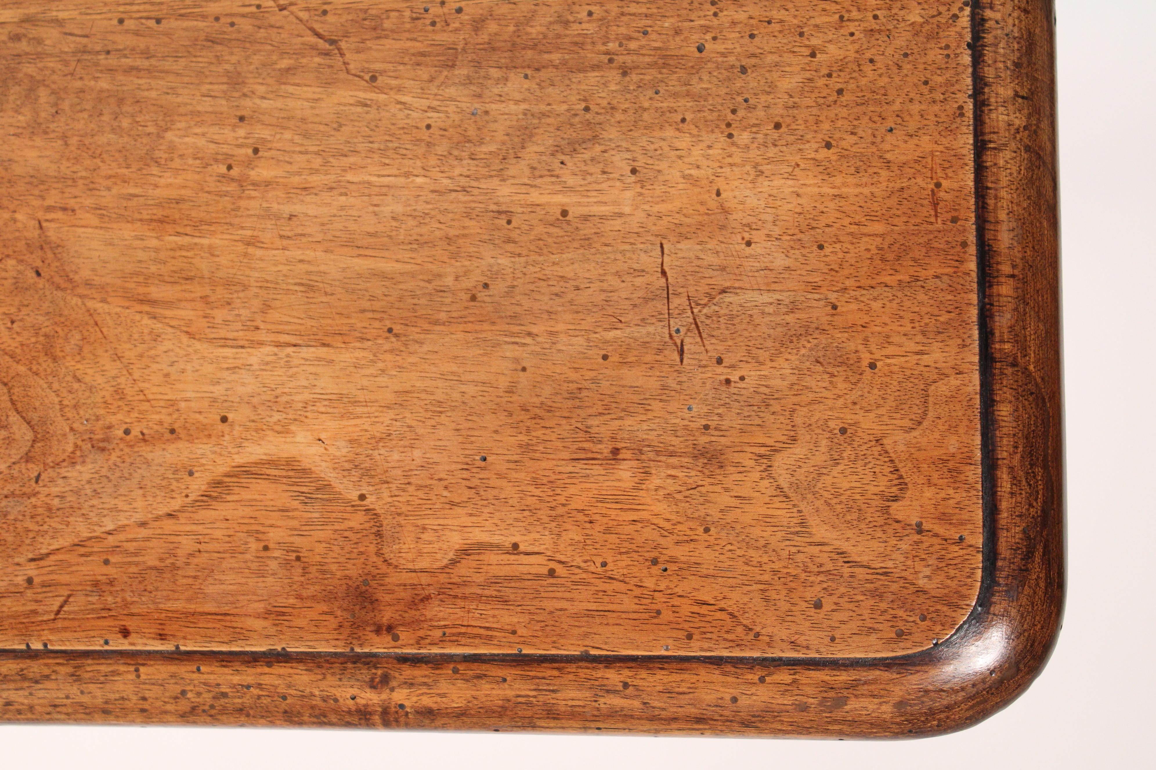 Antiker Louis XV Stil Provinzial Nussbaum Beistelltisch / Schreibtisch (Walnuss) im Angebot