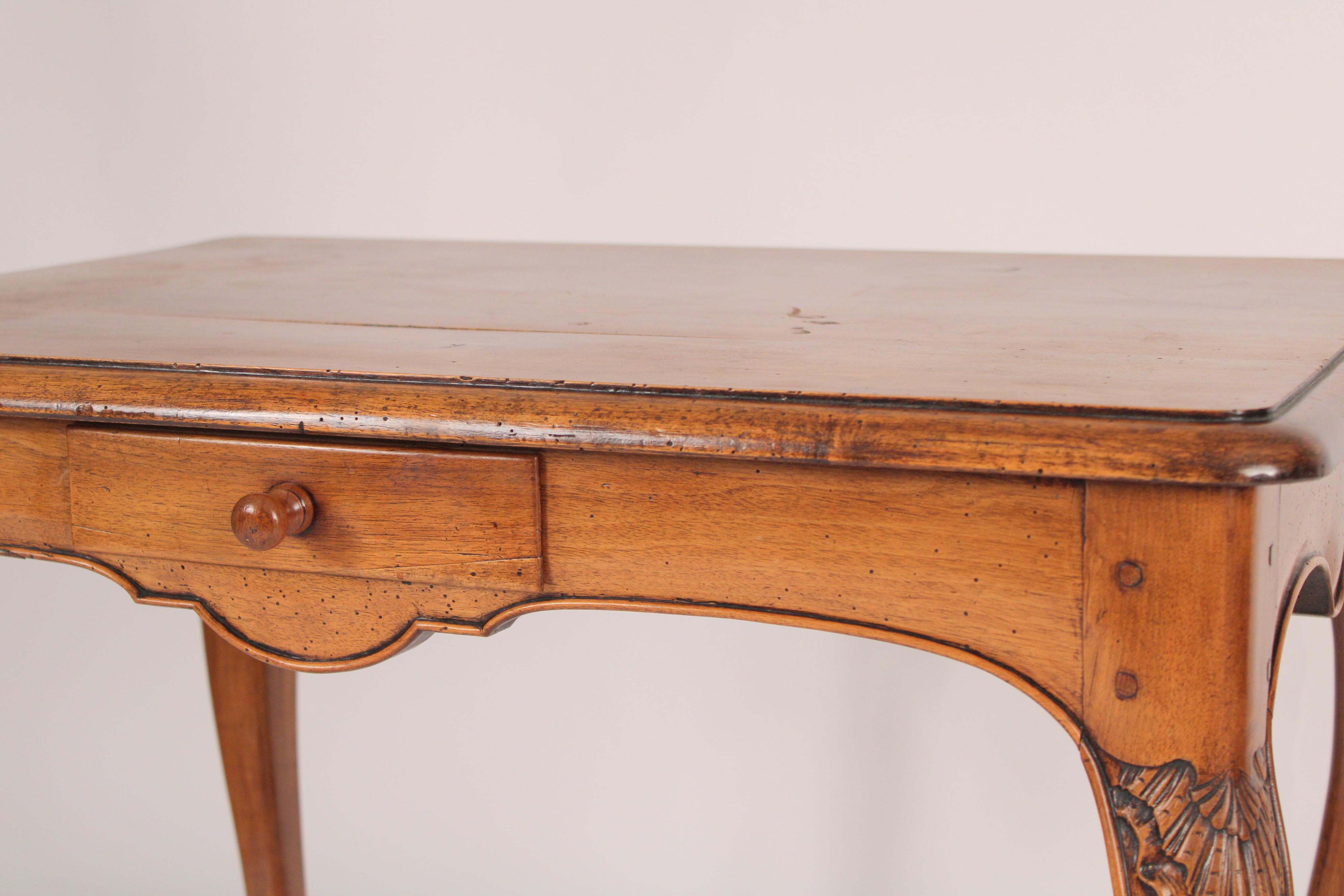 Antiker Louis XV Stil Provinzial Nussbaum Beistelltisch / Schreibtisch im Angebot 1