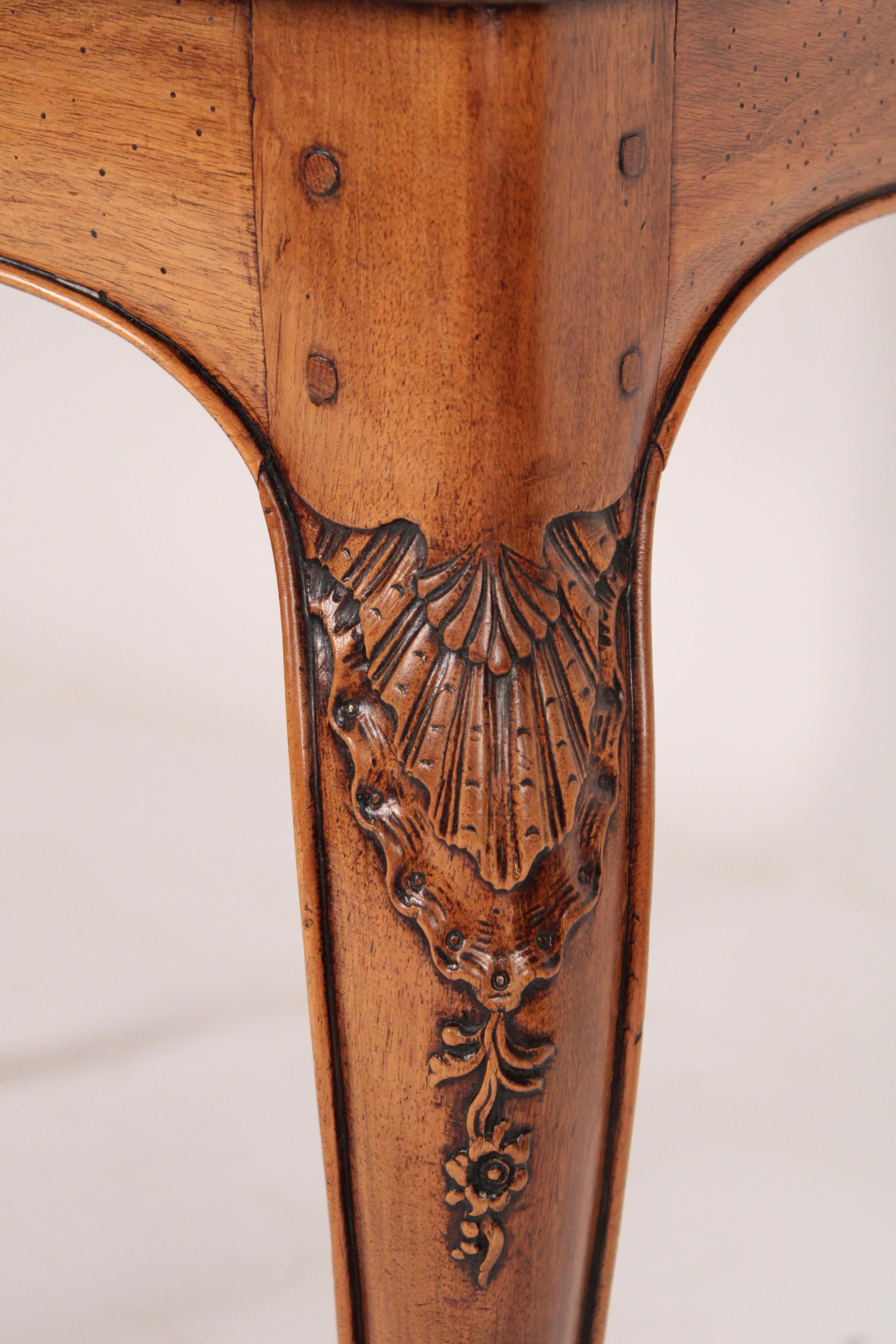 Antiker Louis XV Stil Provinzial Nussbaum Beistelltisch / Schreibtisch im Angebot 2