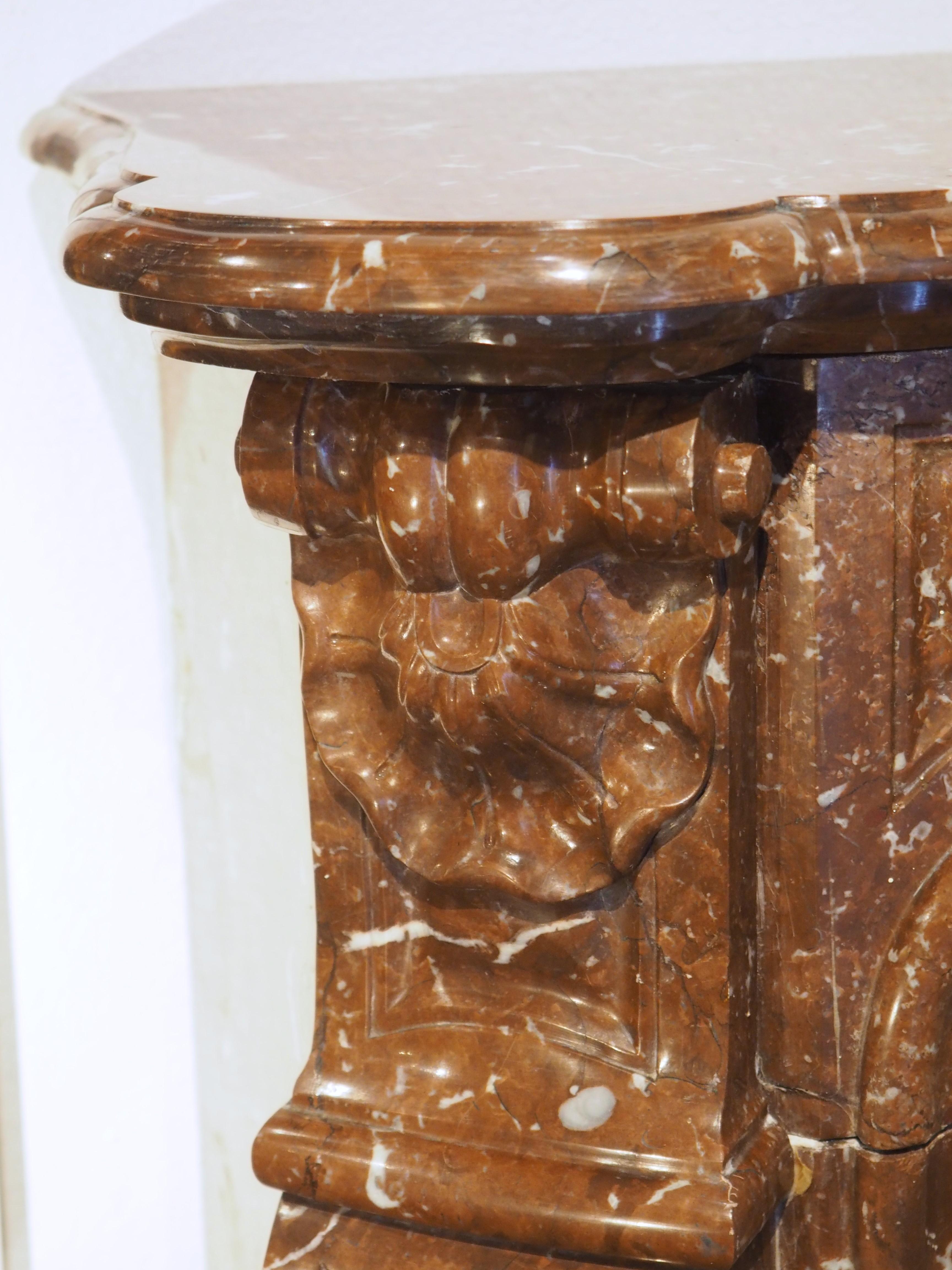 Antiker Kaminsims aus Rouge de France-Marmor im Louis-XV-Stil, 19. Jahrhundert im Zustand „Gut“ im Angebot in Dallas, TX