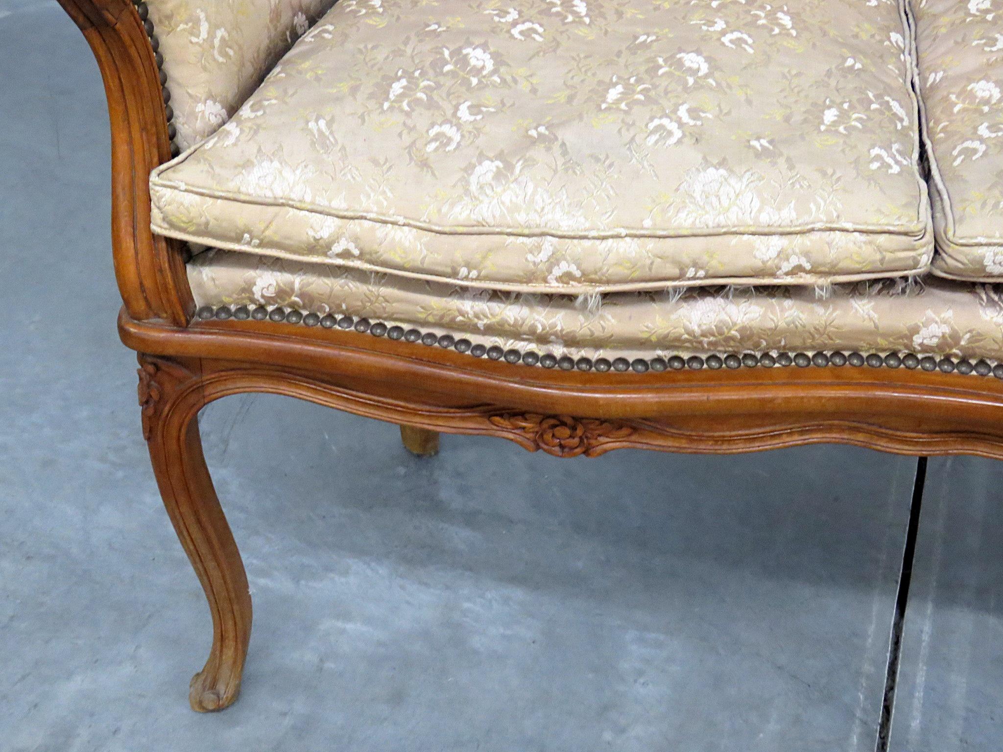 Antique Carved Walnut Louis XV Style Settee Sofa Canape In Good Condition In Swedesboro, NJ