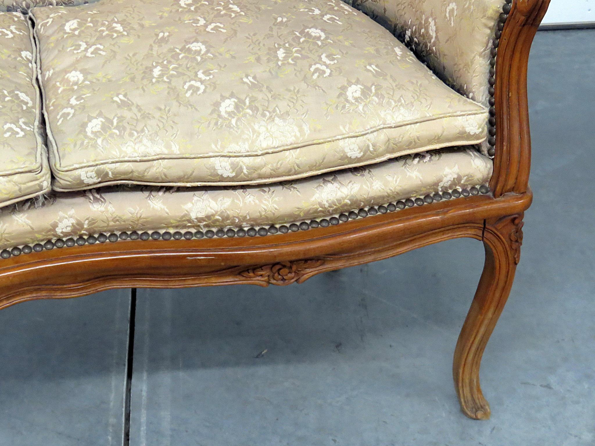Antike geschnitzt Nussbaum Louis XV Stil Settee Sofa Canape im Zustand „Gut“ in Swedesboro, NJ
