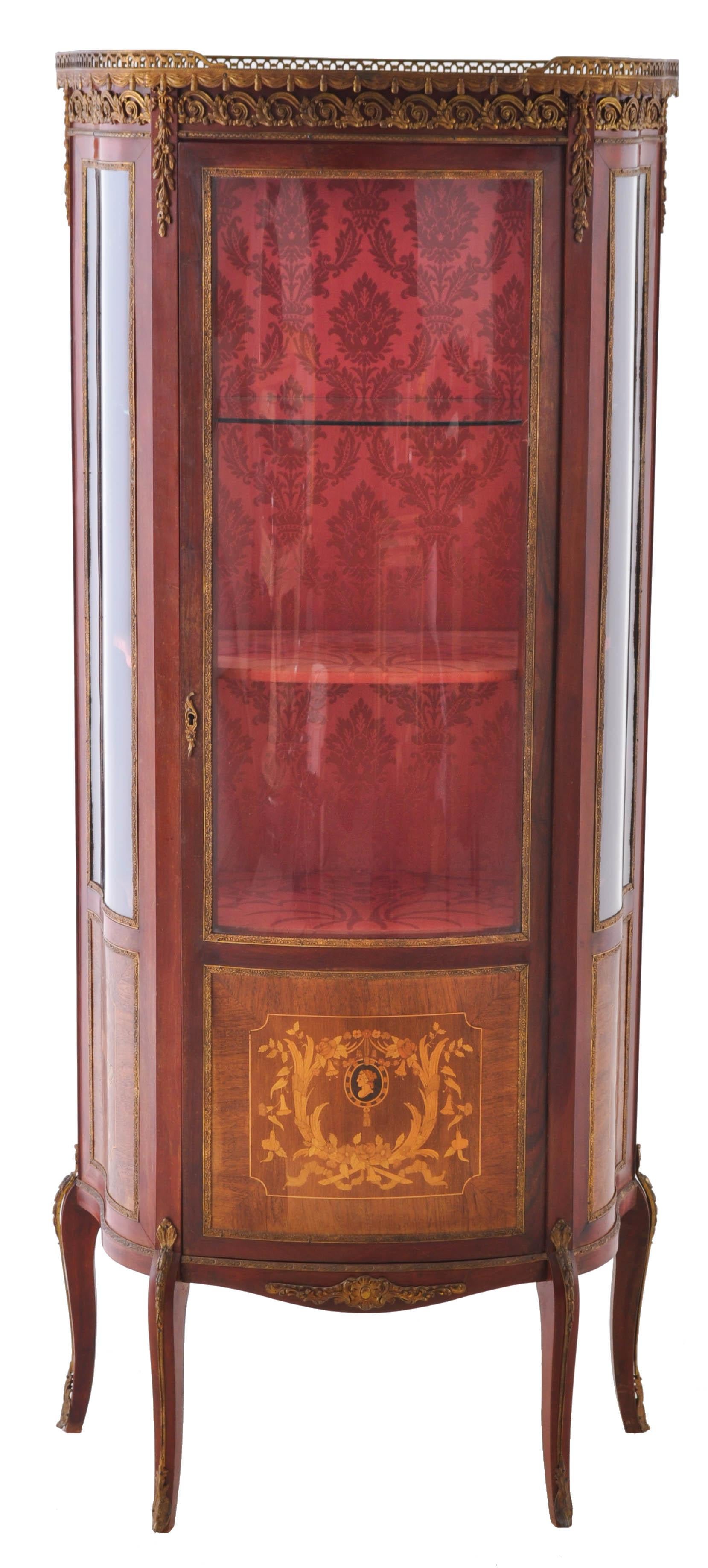 Antique Louis XV style Vernis Martin China display cabinet/Vitrine, circa 1900. The cabinet having a pierced brass gallery to the top and a brass frieze below with hanging floral garlands. The sides of the cabinet having serpentine shaped glass with