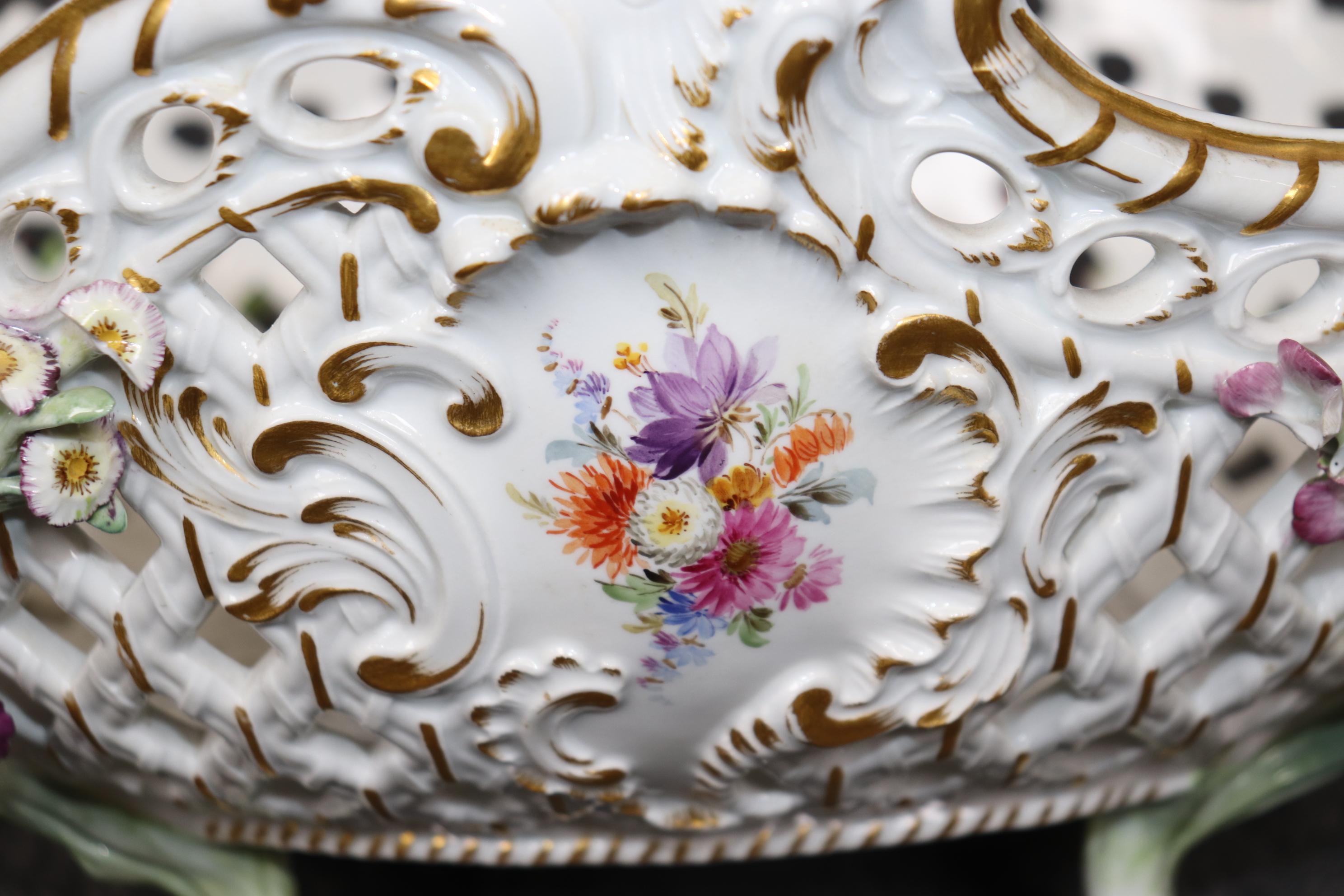 Antiguo Centro de Mesa de Porcelana de Espada Cruzada Meissen Estilo Luis XV Blanco Floral en venta 4
