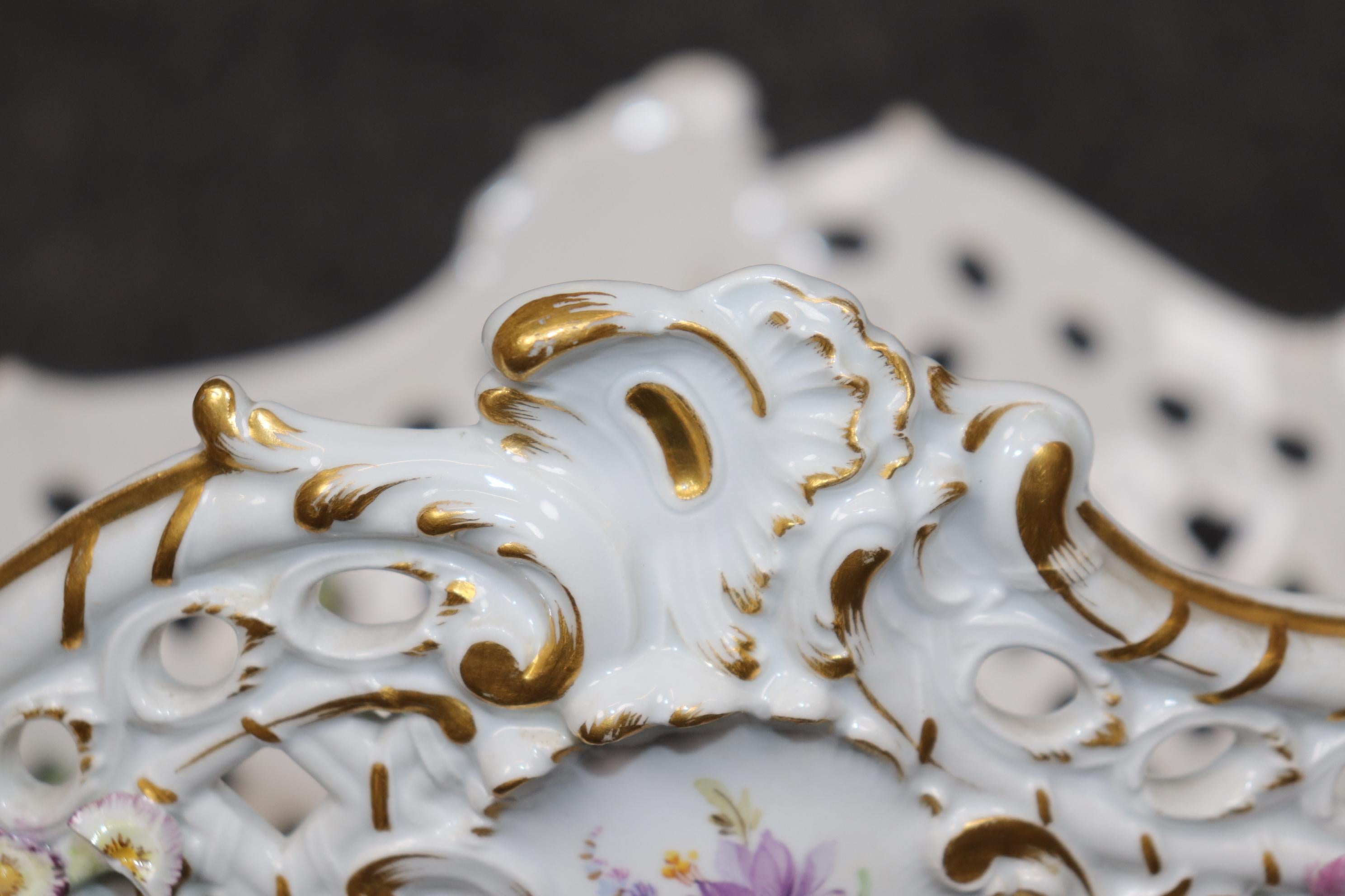 Antiguo Centro de Mesa de Porcelana de Espada Cruzada Meissen Estilo Luis XV Blanco Floral en venta 5