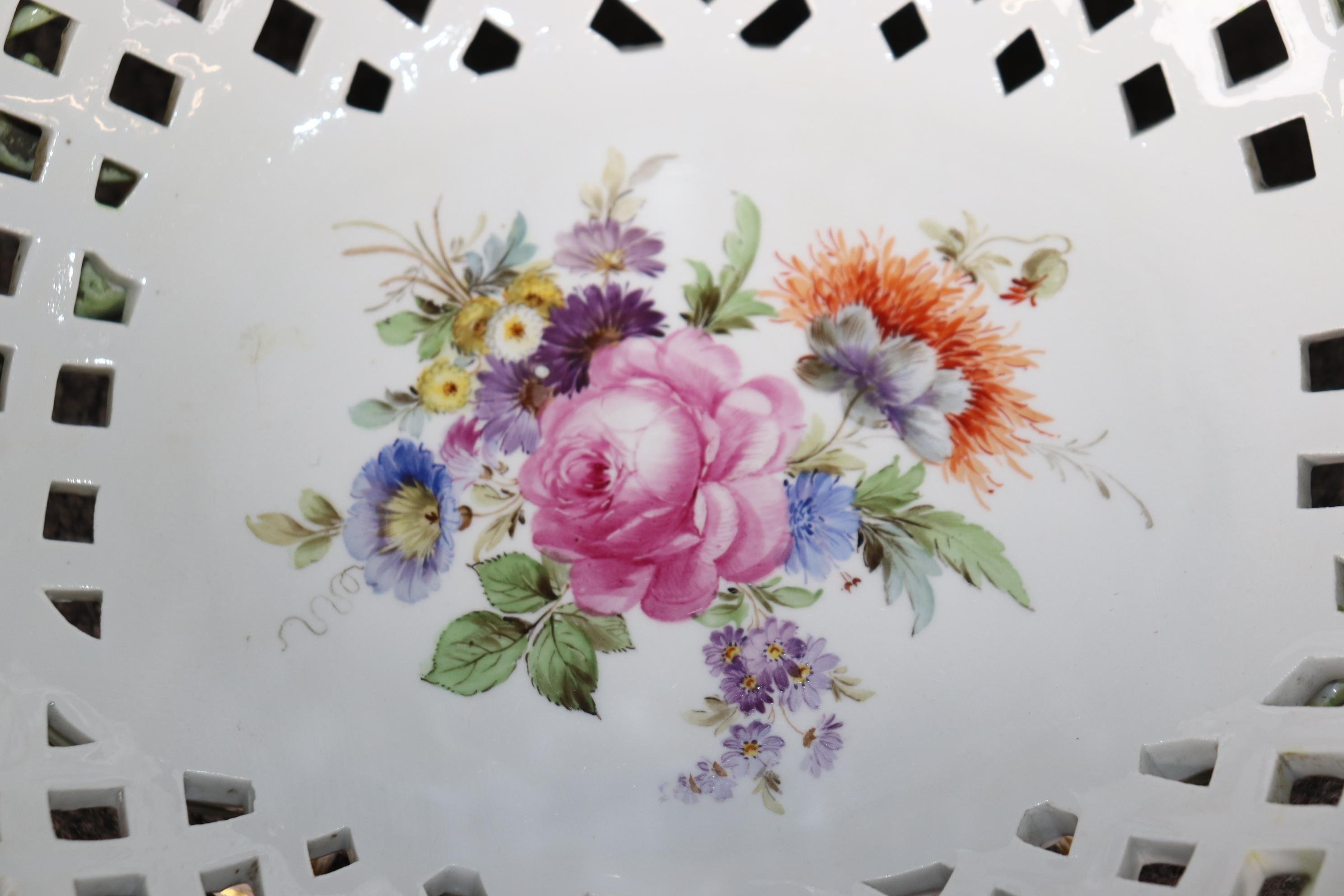Antiguo Centro de Mesa de Porcelana de Espada Cruzada Meissen Estilo Luis XV Blanco Floral en venta 6