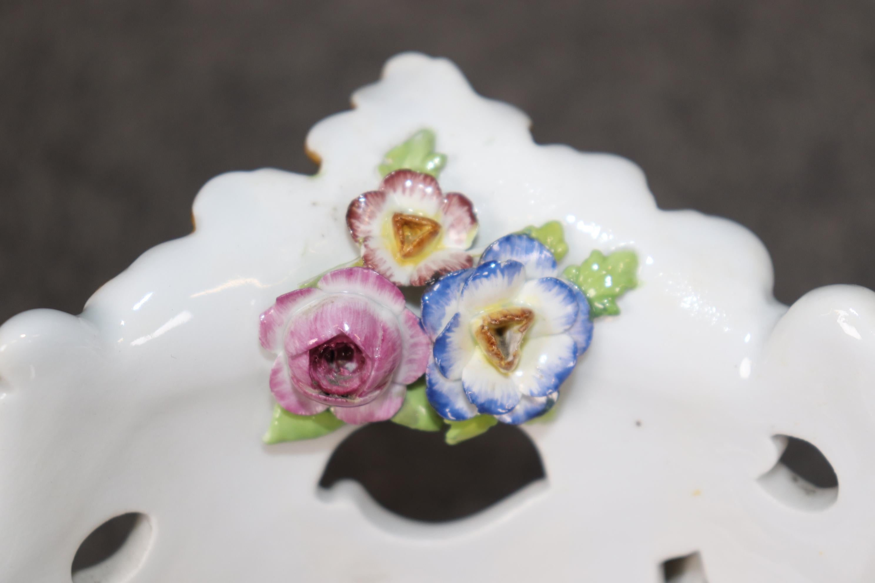 Antiguo Centro de Mesa de Porcelana de Espada Cruzada Meissen Estilo Luis XV Blanco Floral en venta 7