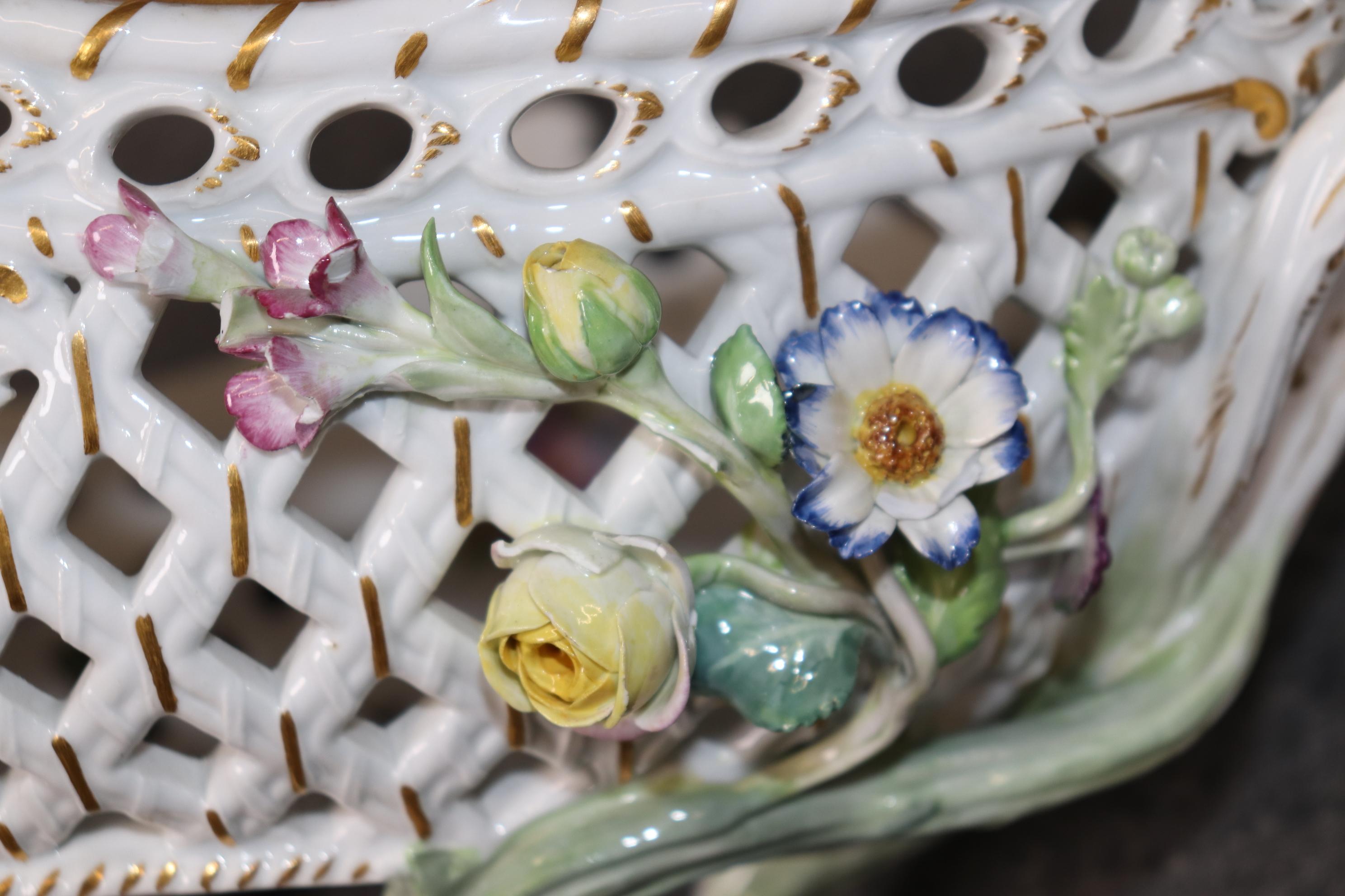 Antiguo Centro de Mesa de Porcelana de Espada Cruzada Meissen Estilo Luis XV Blanco Floral en venta 8