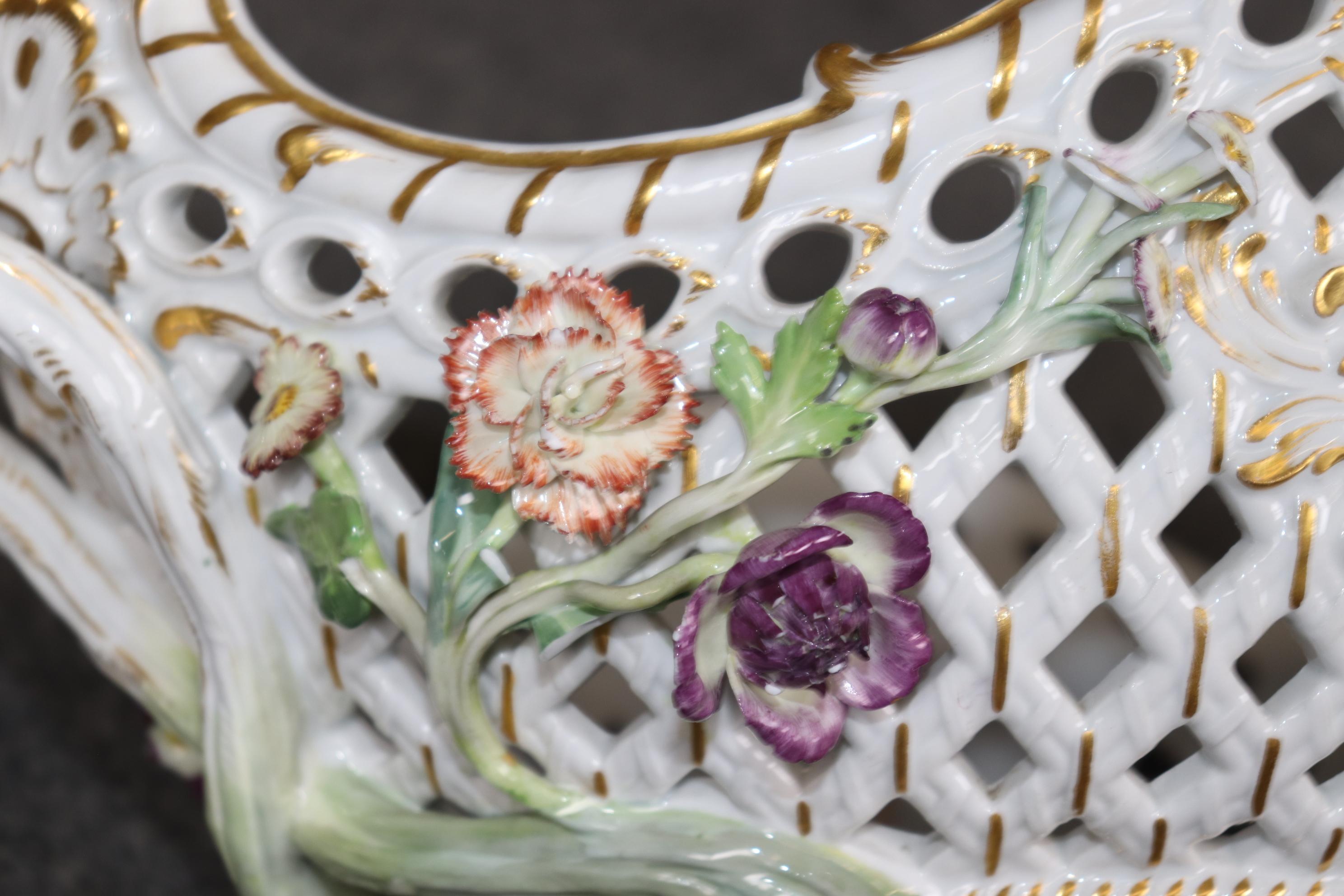 Antiguo Centro de Mesa de Porcelana de Espada Cruzada Meissen Estilo Luis XV Blanco Floral en venta 9