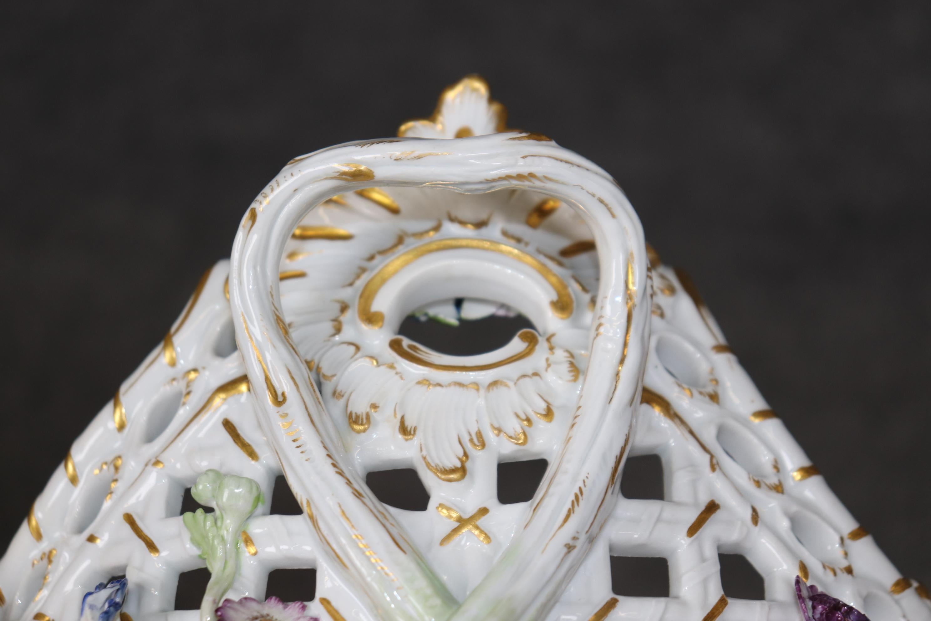 Antiguo Centro de Mesa de Porcelana de Espada Cruzada Meissen Estilo Luis XV Blanco Floral en venta 10