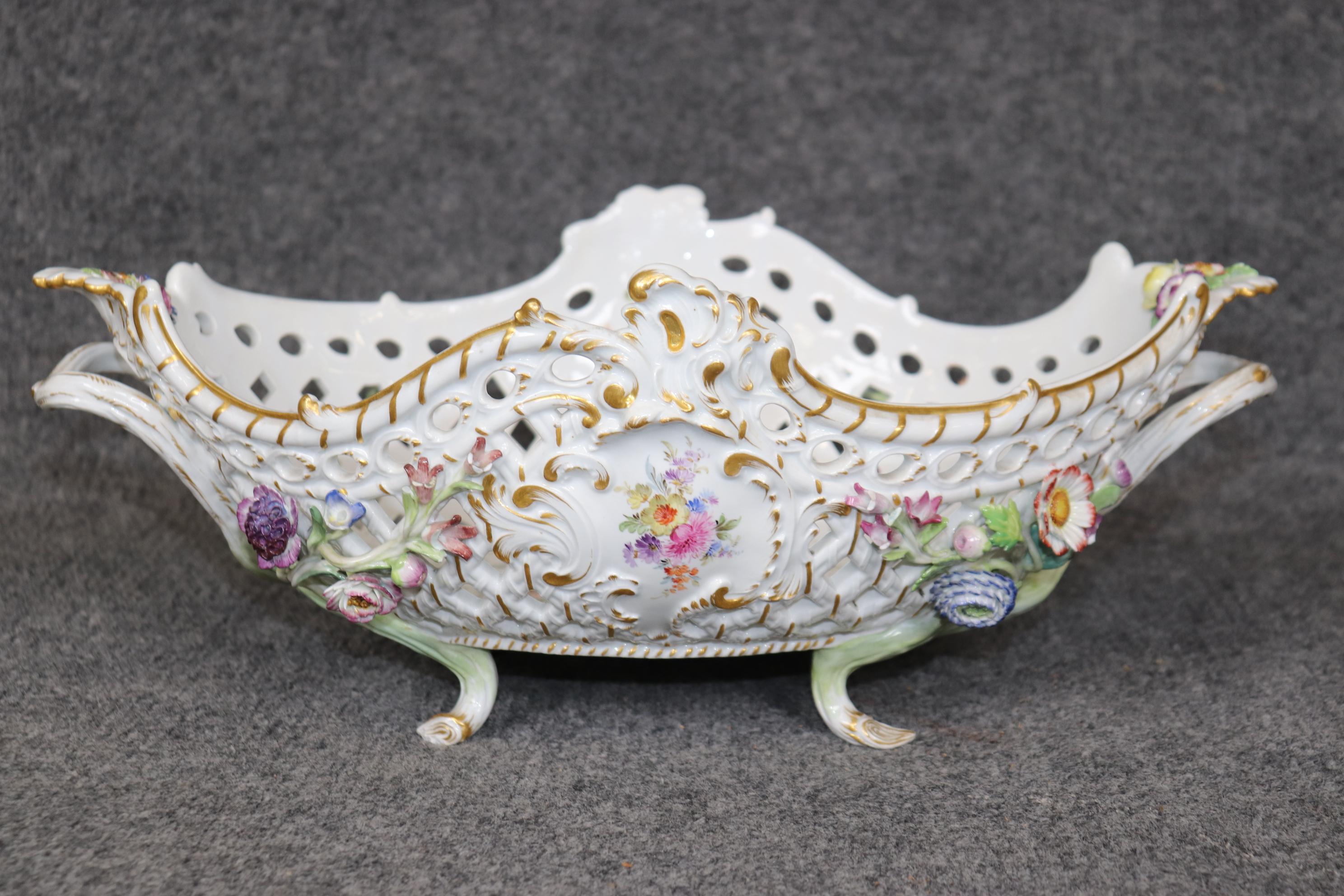 Dimensiones - H: 7 pulg An: 17 1/4 pulg D: 11 pulg 

¡Este antiguo centro de mesa con pie de porcelana floral alemana es perfecto para ti y para tu mesa de comedor!  Si te fijas en las fotos proporcionadas, podrás ver la atención al detalle en toda