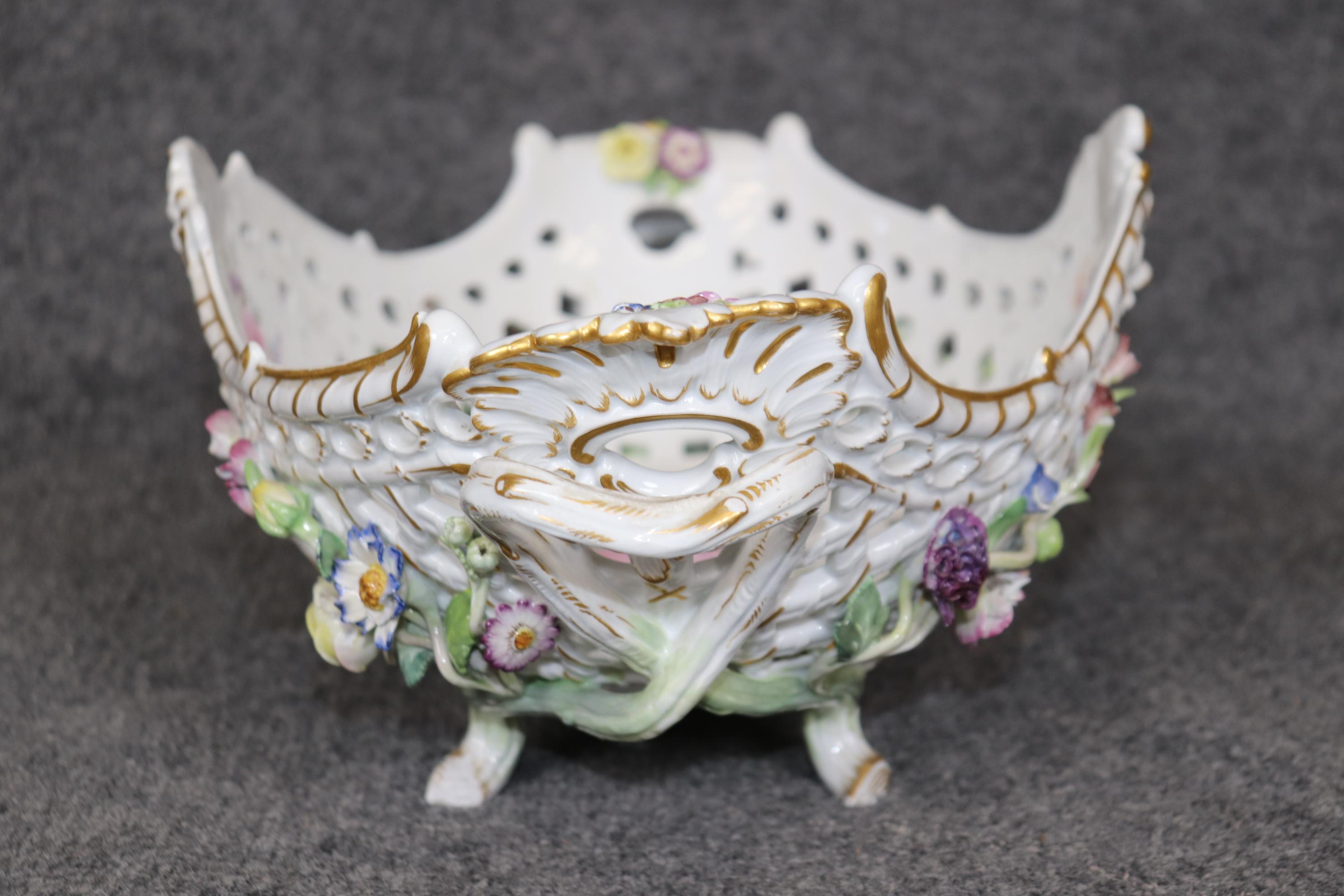 Antiguo Centro de Mesa de Porcelana de Espada Cruzada Meissen Estilo Luis XV Blanco Floral en Bueno estado para la venta en Swedesboro, NJ