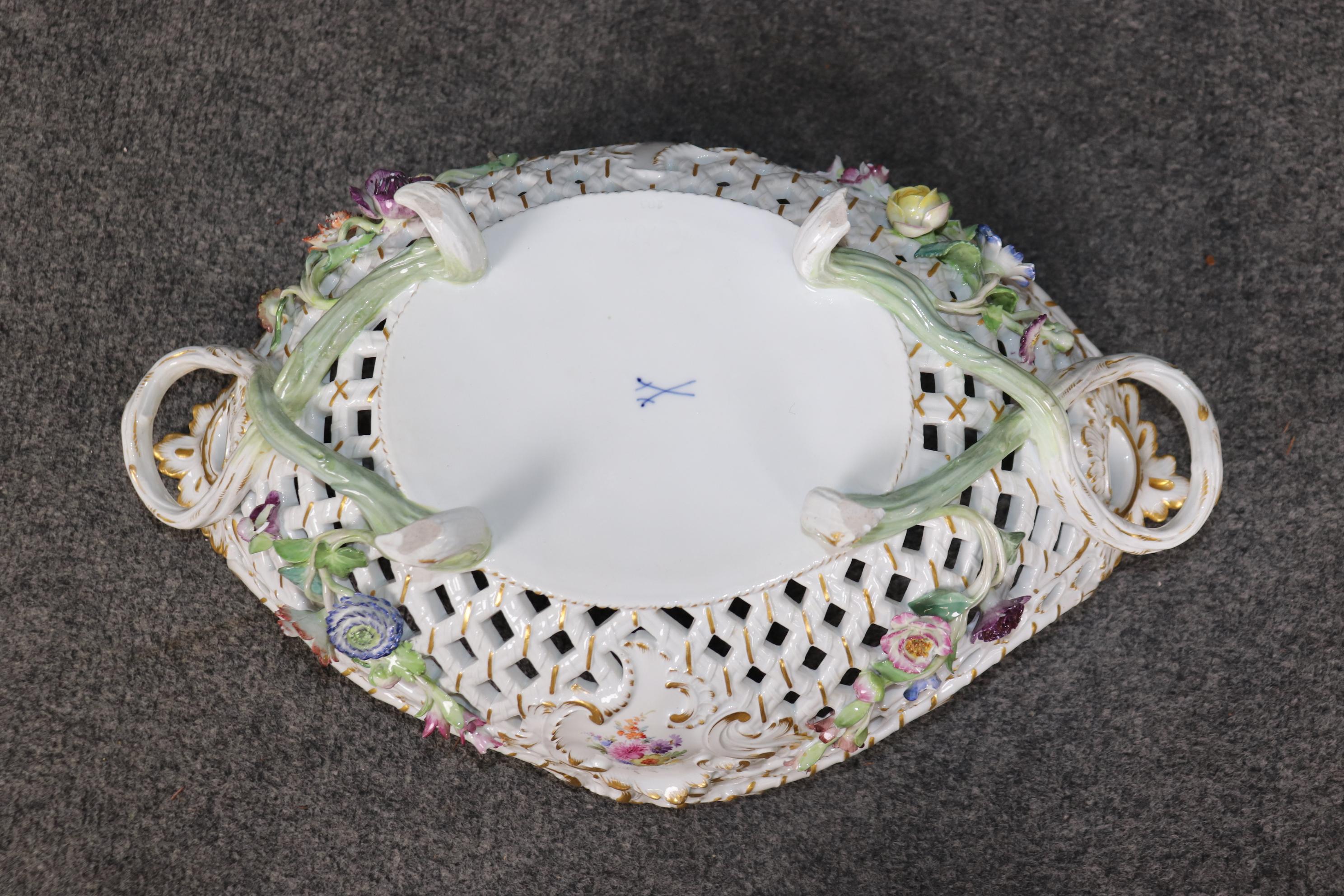 Antiguo Centro de Mesa de Porcelana de Espada Cruzada Meissen Estilo Luis XV Blanco Floral en venta 1