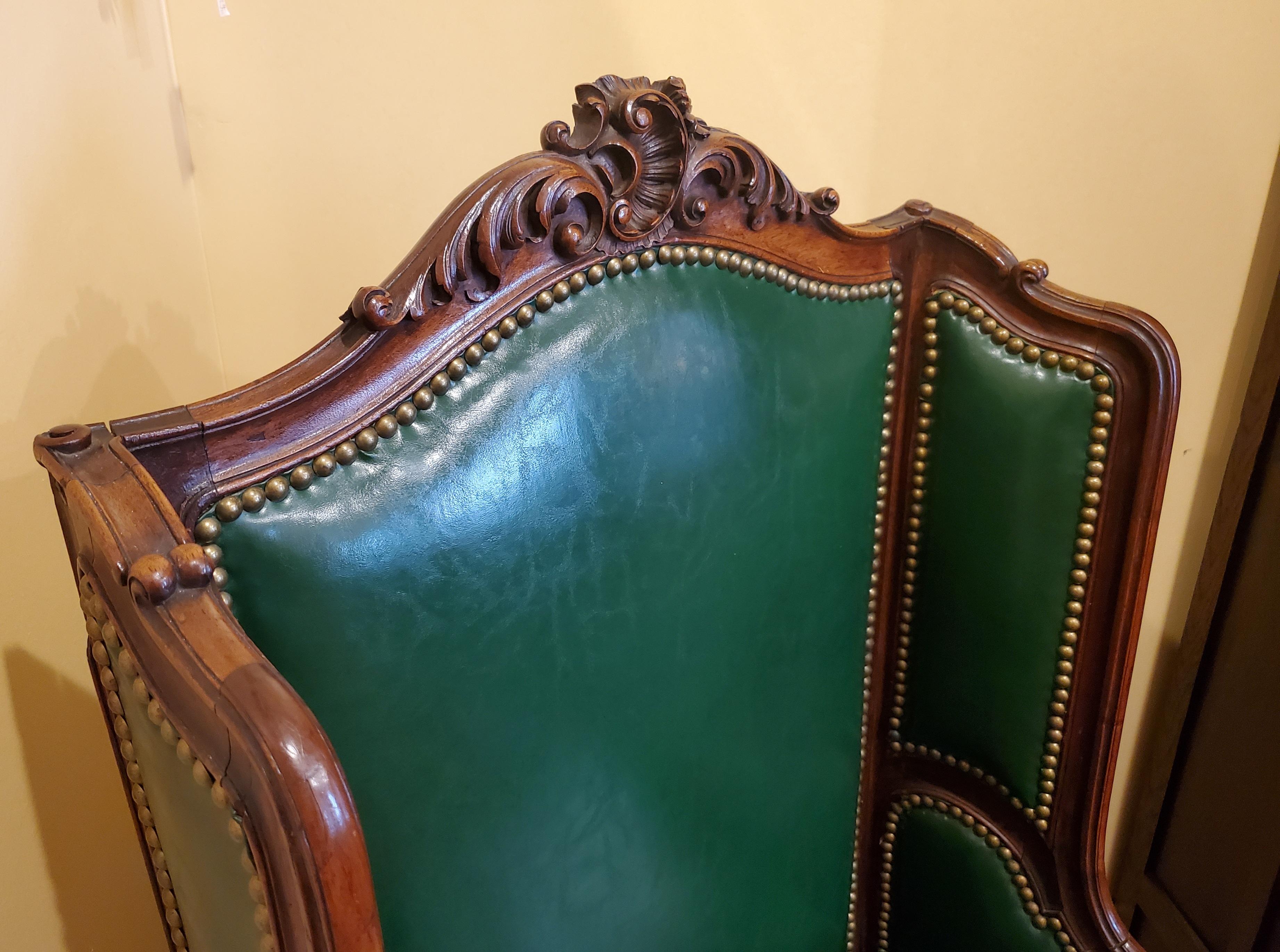 Antique Louis XV Walnut Hall Chair, circa 1900-1910 In Good Condition For Sale In New Orleans, LA