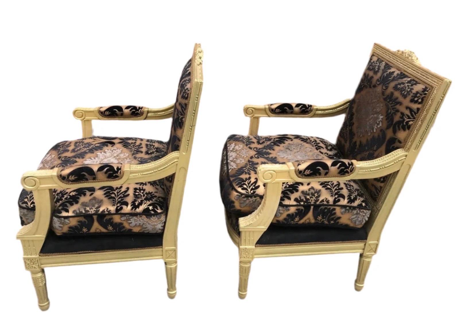 Antica poltrona Luigi XVI con struttura in oro intagliato, appena rivestita in velluto a motivi neri con stencil oro  - Coppia

Questa elegante poltrona antica Luigi XVI presenta una splendida struttura in legno massiccio intagliato e rifinito in