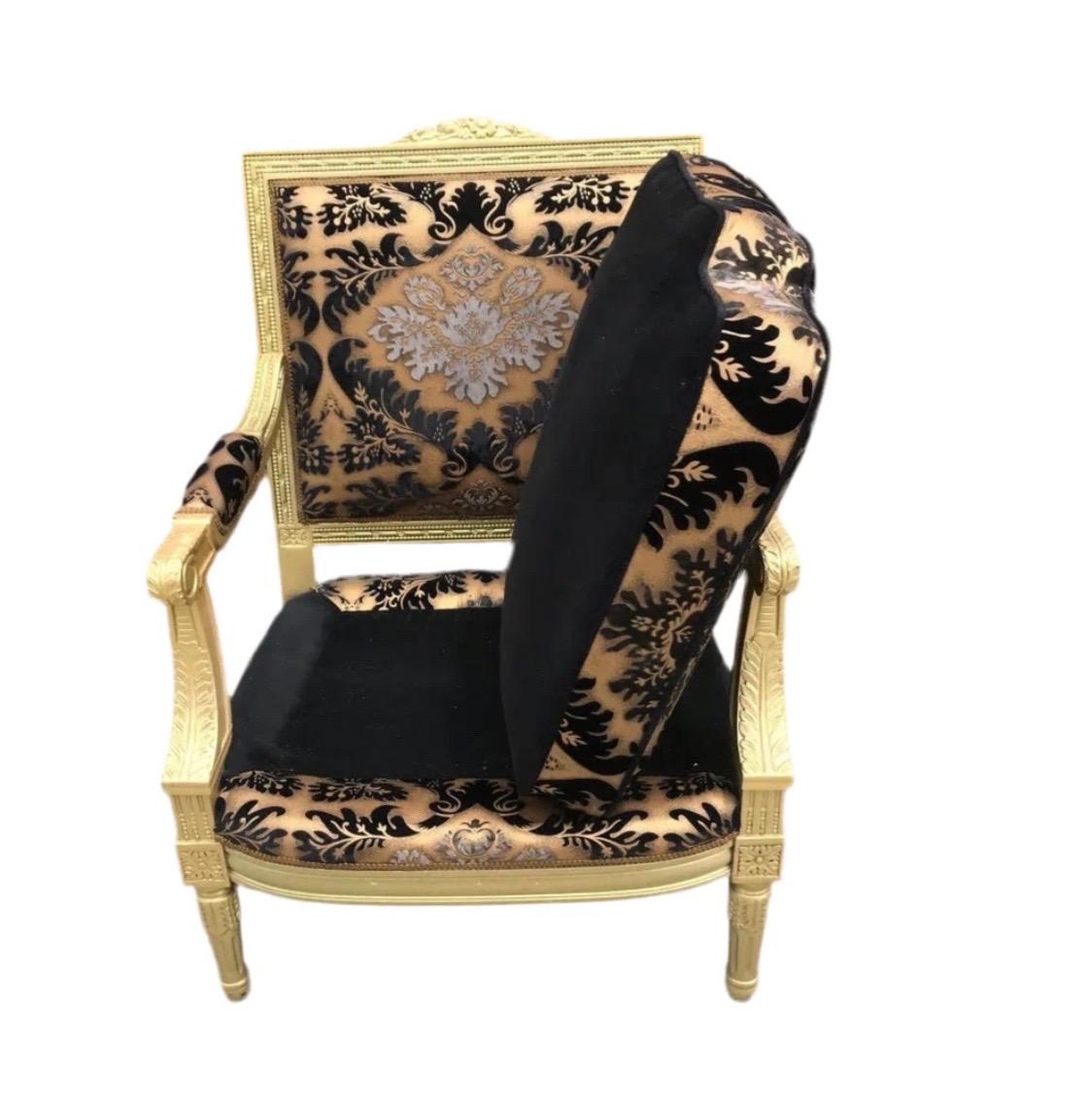 Stile provenzale Antica poltrona Luigi XVI con struttura in oro intagliato appena rivestita in vendita