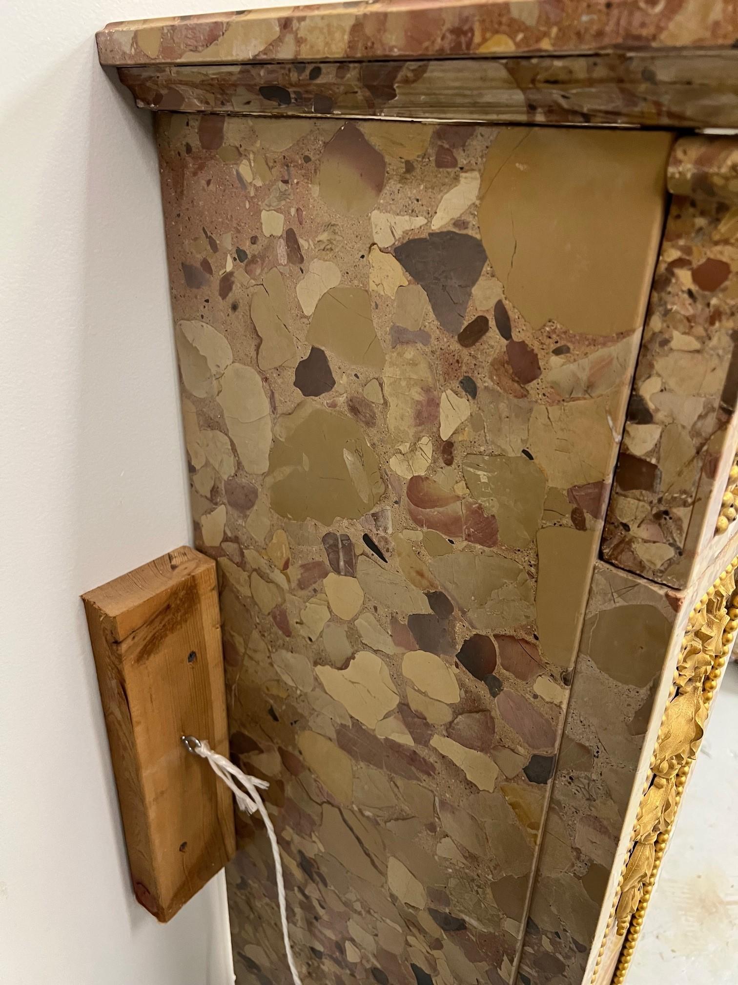 Antico caminetto Luigi XVI Breche d'Alep in marmo con ormeggio in bronzo in vendita 10