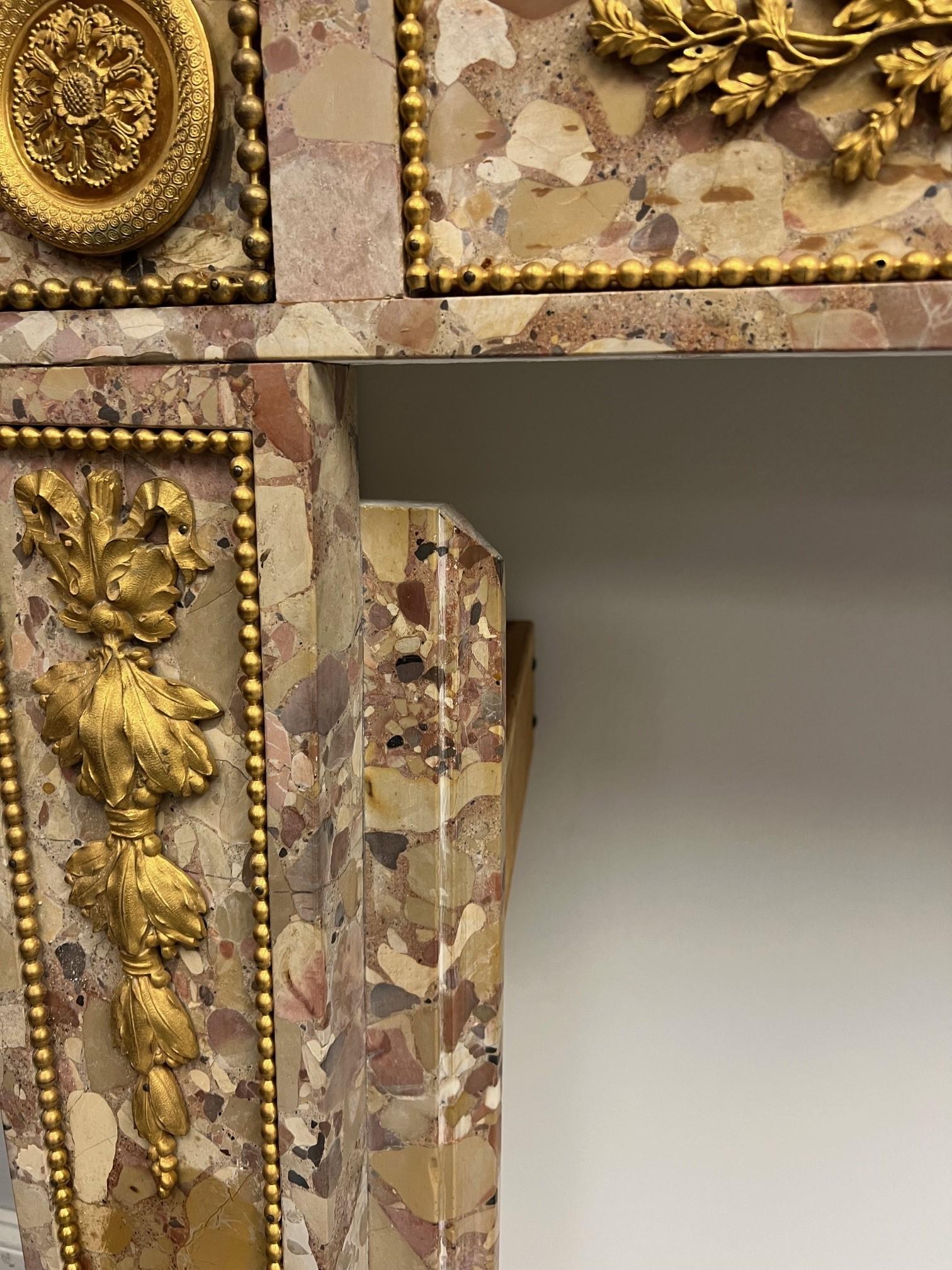 Antico caminetto Luigi XVI Breche d'Alep in marmo con ormeggio in bronzo in vendita 12