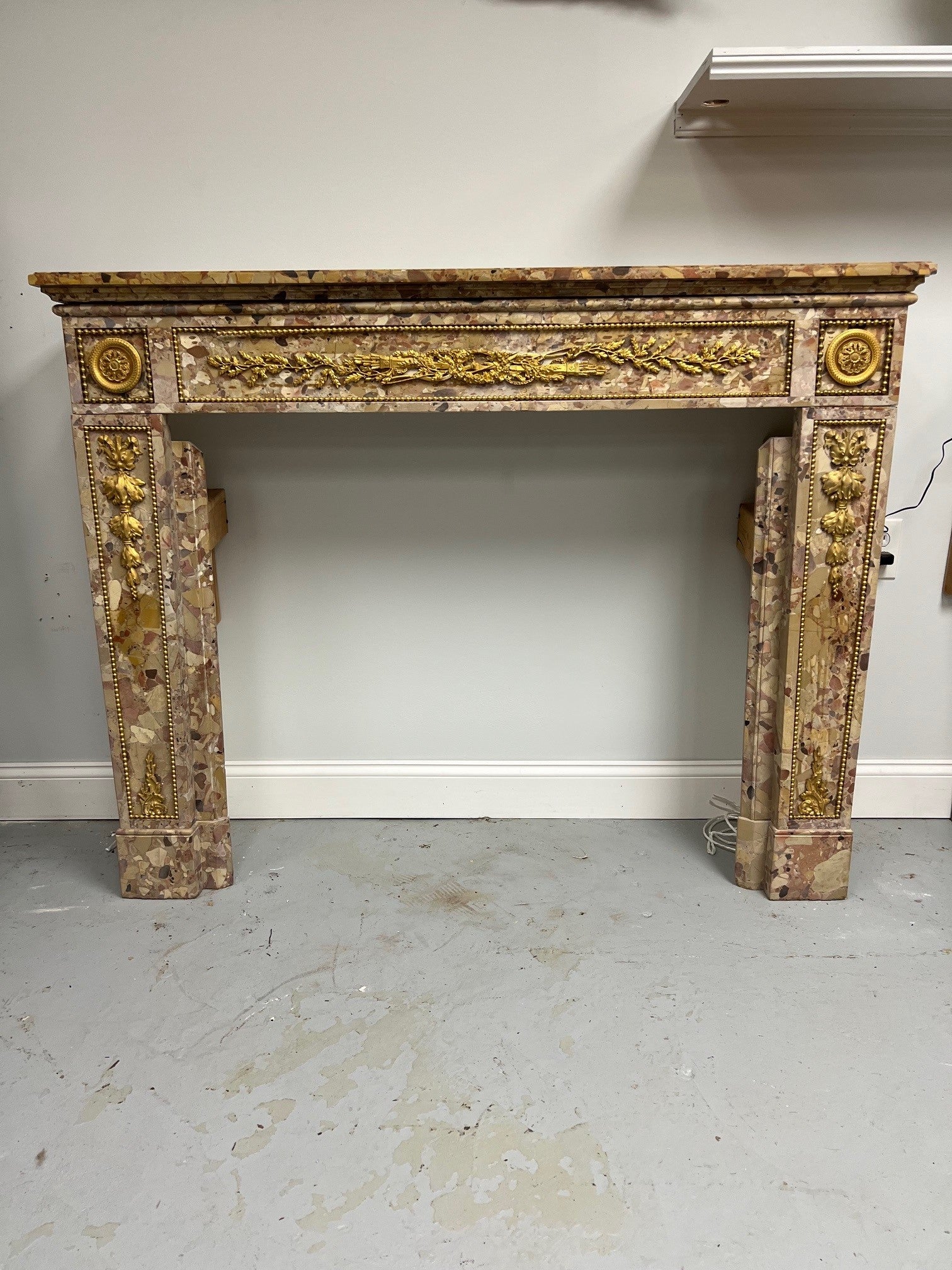 Favoloso caminetto antico Luigi XVI in marmo di Breche d'Alep con bellissimi arricchimenti in bronzo ormolu. Un mantello profondo e generoso con bellissimi disegni nel marmo rendono questo mantello per caminetto molto bello, con un marmo ricco e