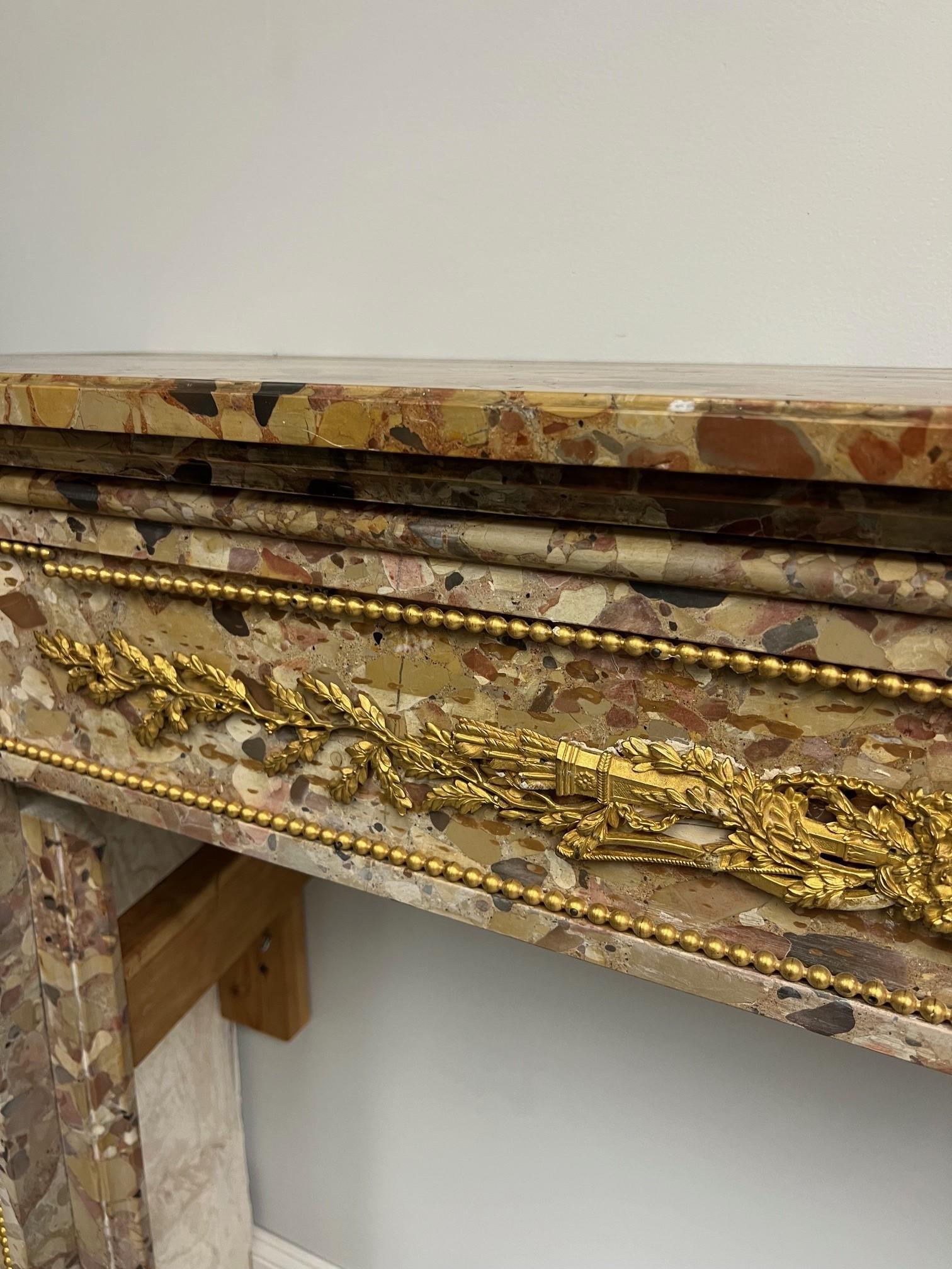 XIX secolo Antico caminetto Luigi XVI Breche d'Alep in marmo con ormeggio in bronzo in vendita