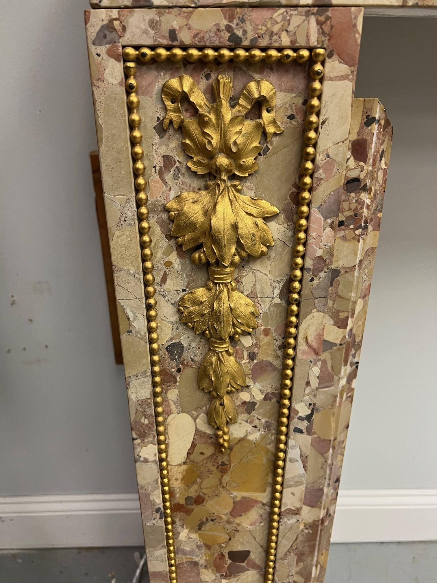 Antico caminetto Luigi XVI Breche d'Alep in marmo con ormeggio in bronzo in vendita 1