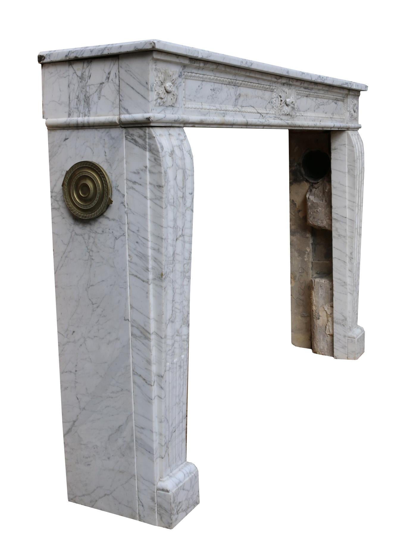 XIXe siècle Cheminée ancienne Louis XVI en marbre de Carrare en vente