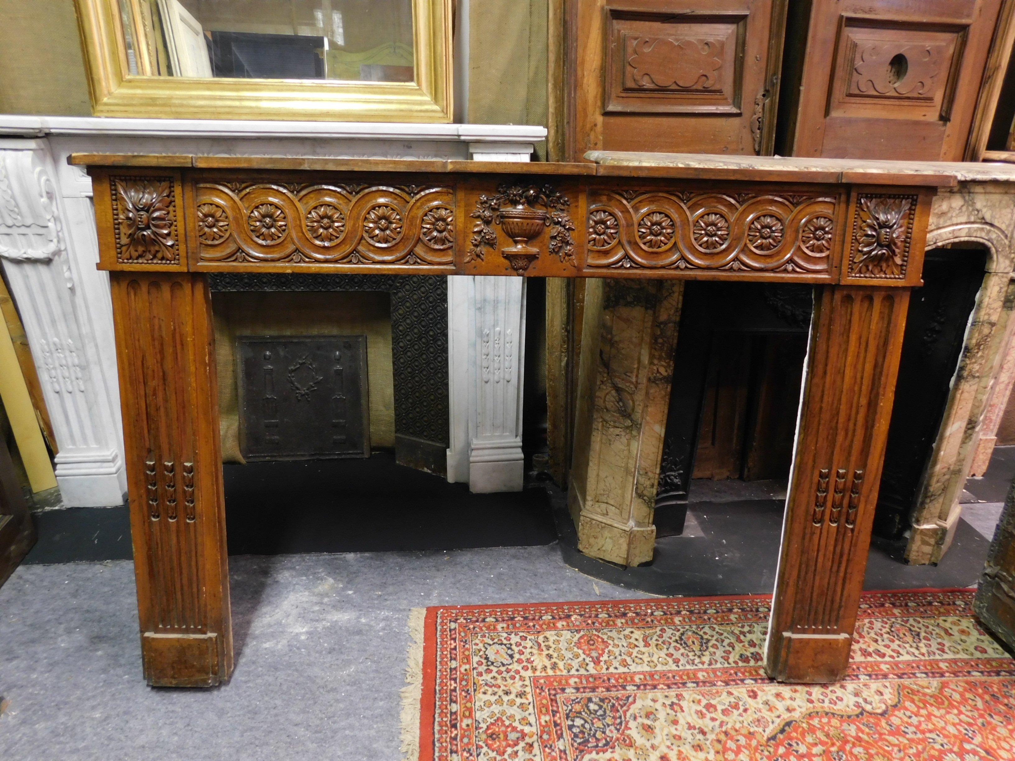 Antique Louis XVI Carved Walnut Fireplace Mantel, 18th Century, Italy In Good Condition In Cuneo, Italy (CN)