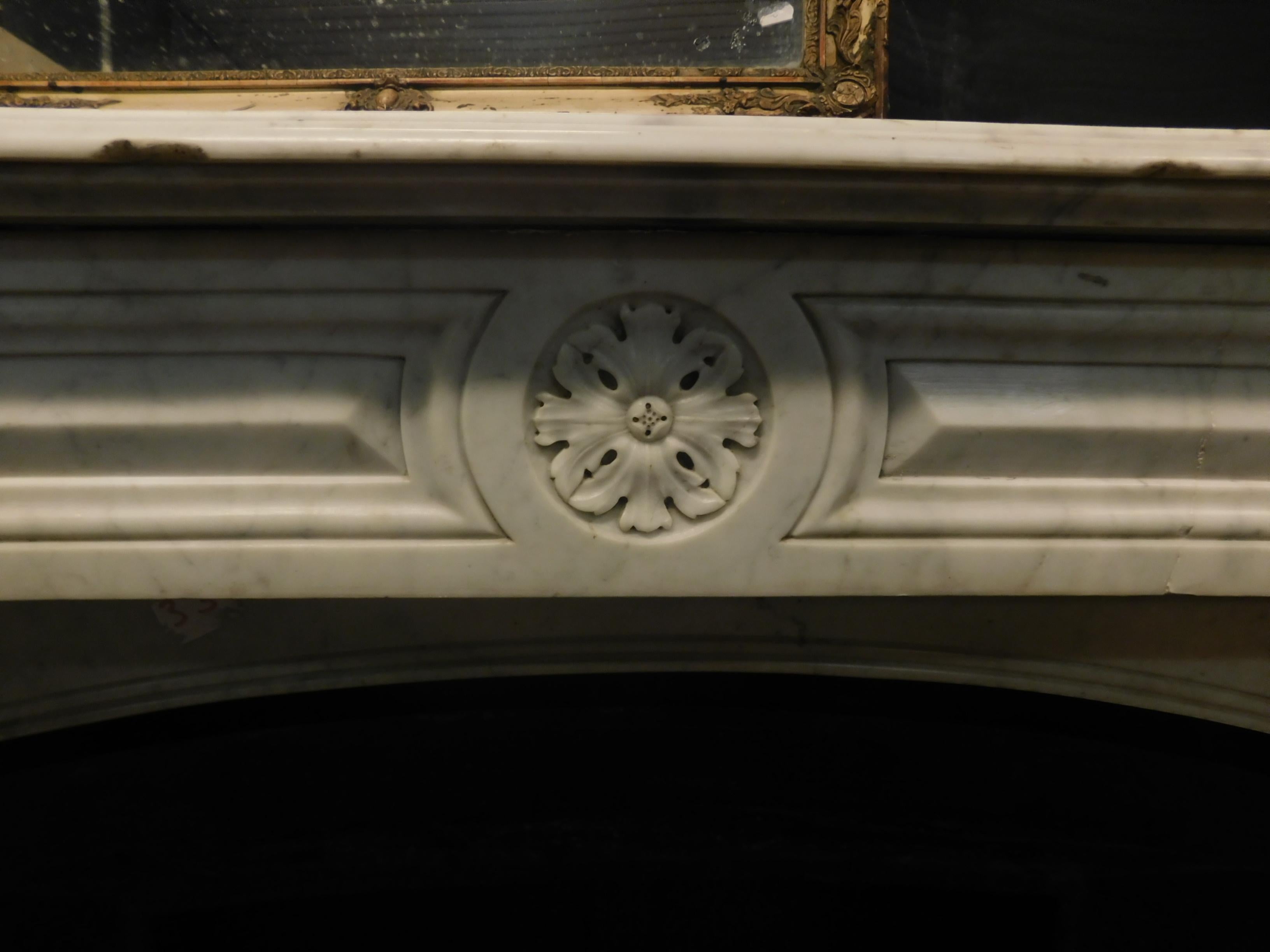 Antique Louis XVI Fireplace in White Carrara Marble, Lion's Paws, 1700, Italy In Good Condition In Cuneo, Italy (CN)