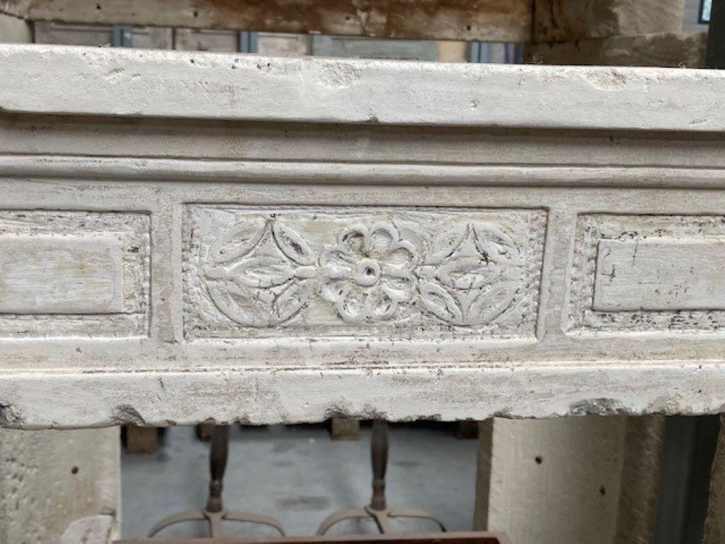 Antique Louis XVI French limestone fireplace mantel, dating from early 19th century
Inside dimensions : 134cm wide & 113cm high