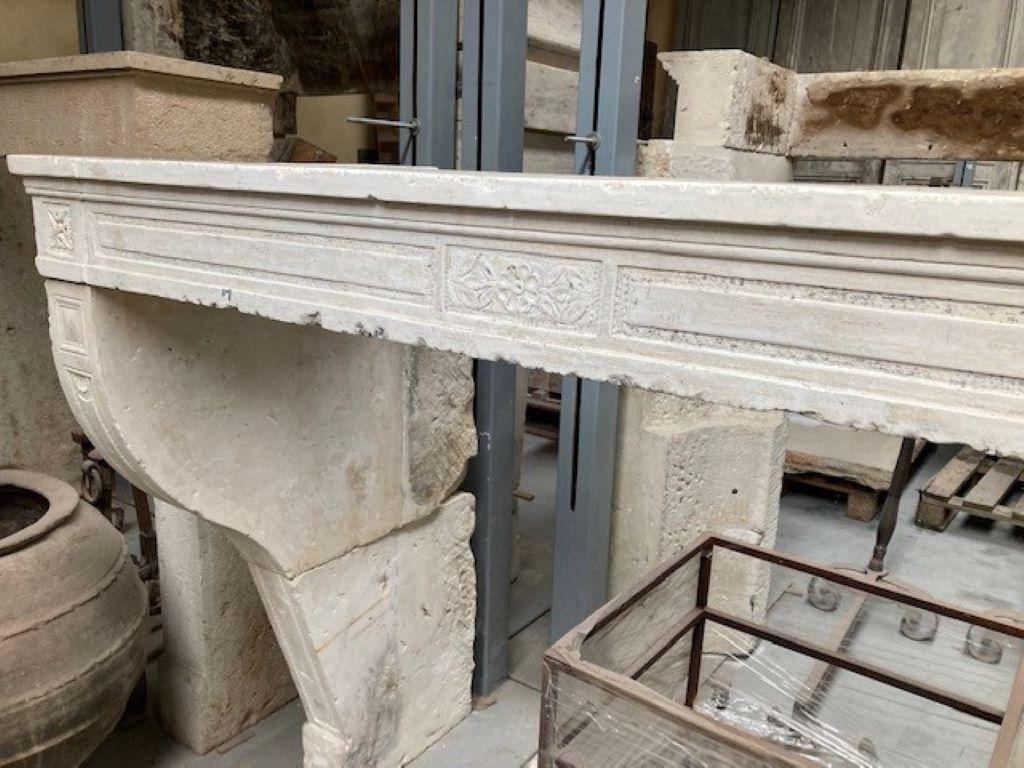 Antique Louis XVI French Limestone Fireplace Mantel, Early 19th Century In Good Condition For Sale In Zedelgem, BE