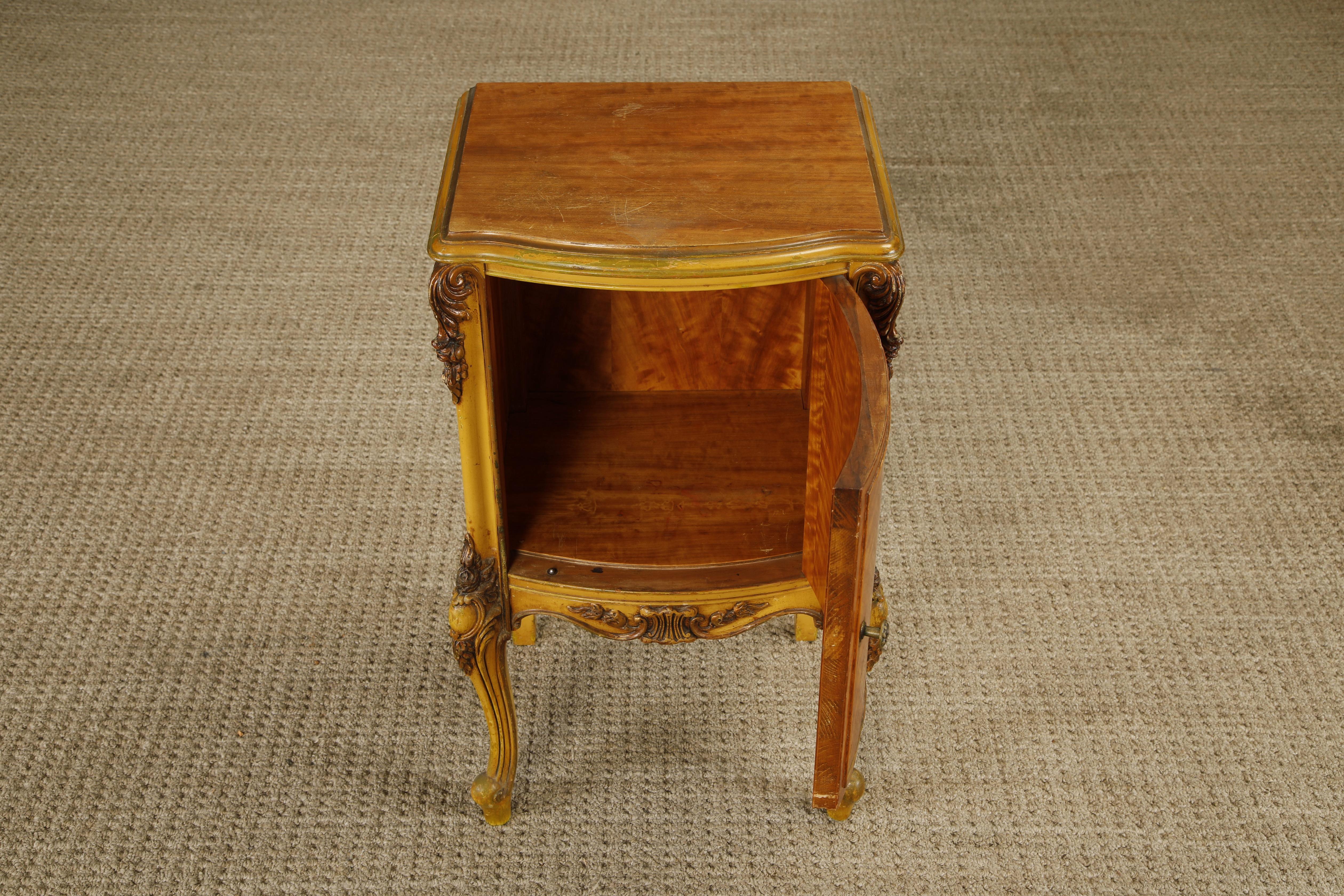 Antique Louis XVI French Provincial Figured Maple Cabinet Nightstands, c. 1920s en vente 7