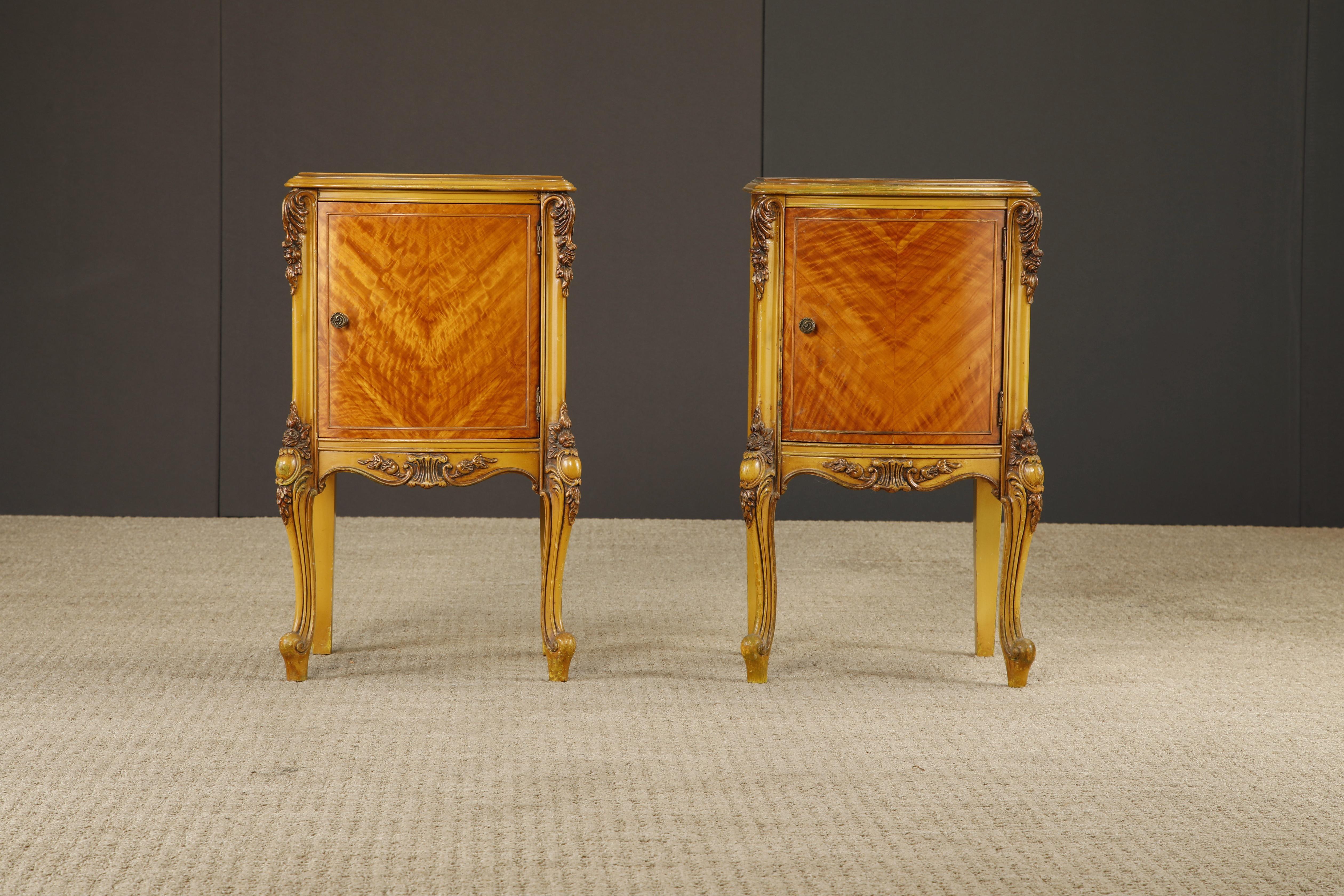 Cette jolie paire de tables de chevet de style Louis XVI provincial français présente un grand espace intérieur, un bois d'érable magnifiquement figuré, des poignées en bronze ornées et d'intrigants motifs floraux sculptés. 

Produite vers le début