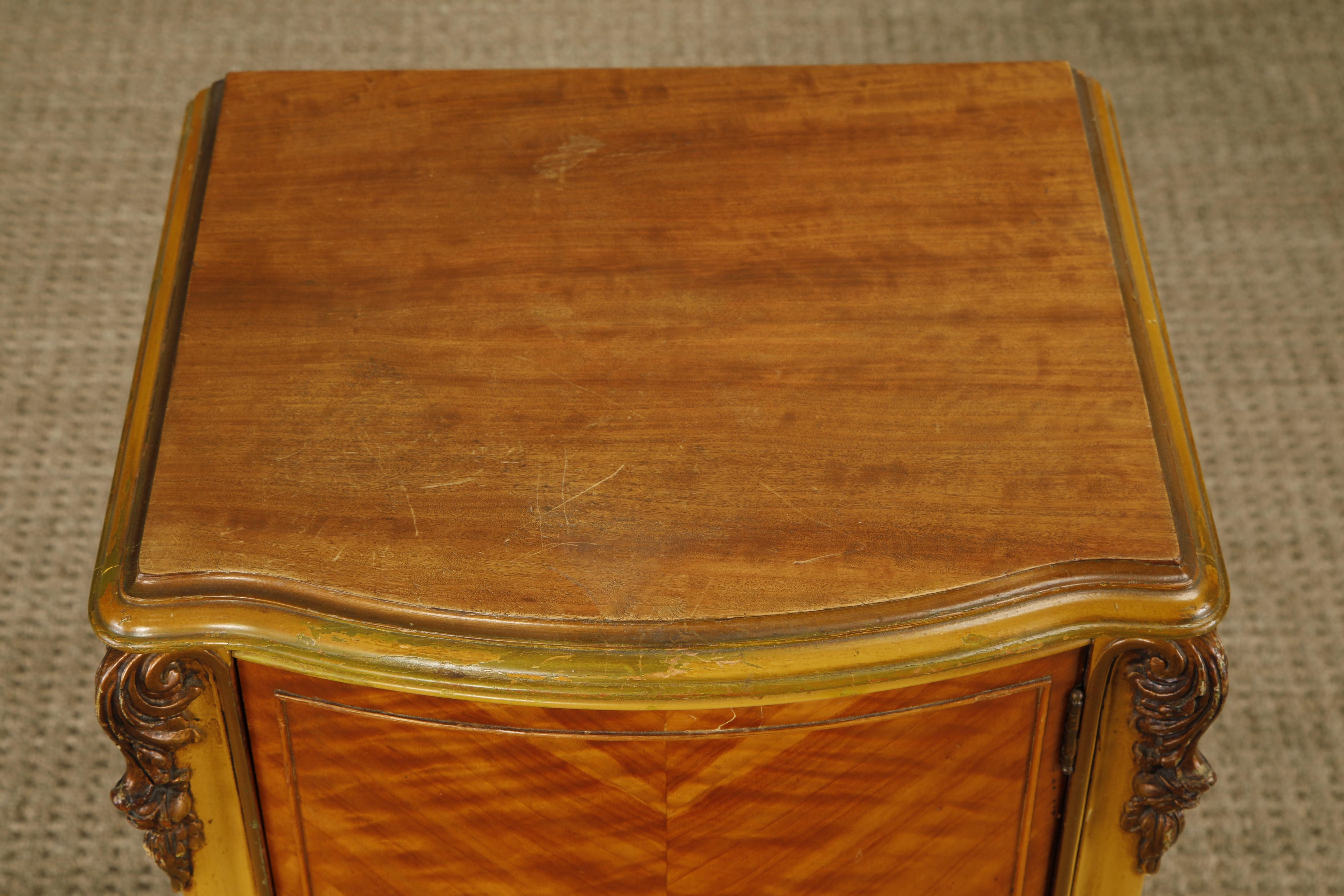 Antique Louis XVI French Provincial Figured Maple Cabinet Nightstands, c. 1920s en vente 1